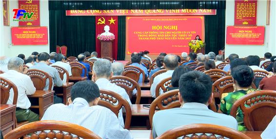 Thành phố Thái Nguyên: Cung cấp thông tin cho người uy tín trong đồng bào dân tộc thiểu số.