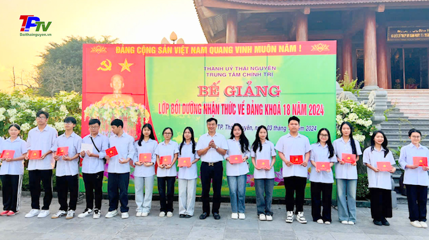 Bế giảng lớp bồi dưỡng nhận thức về Đảng dành cho các quần chúng ưu tú là học sinh, sinh viên.