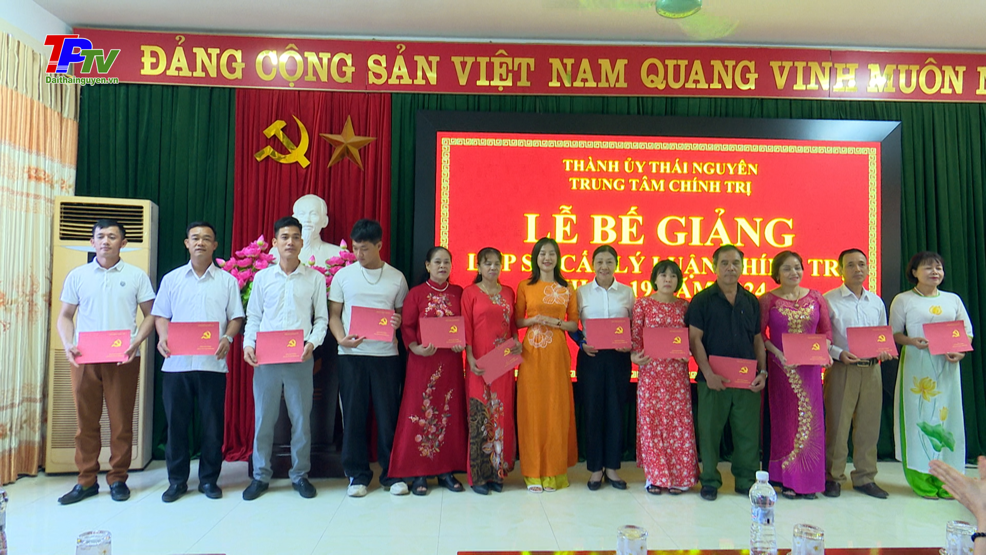 Bế giảng lớp Sơ cấp lý luận chính trị khóa 19 năm 2024.