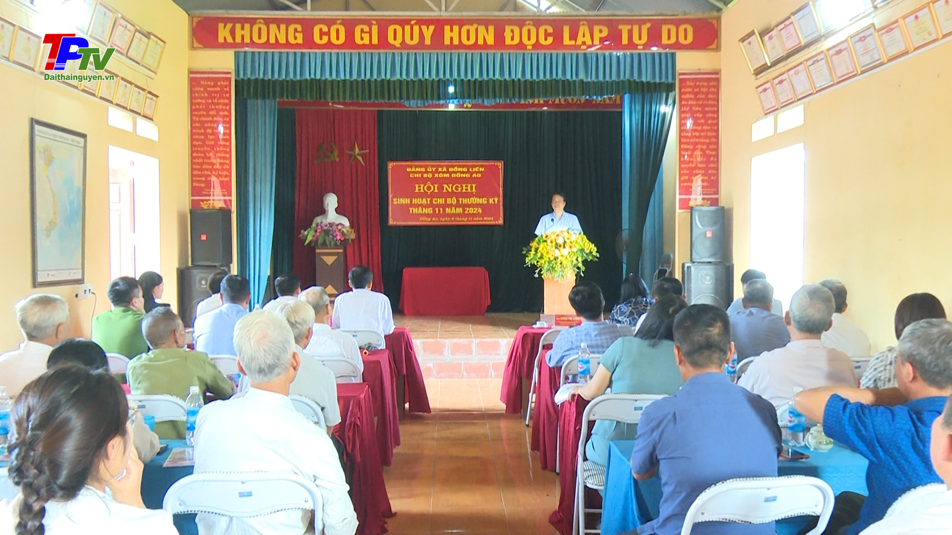 Đồng chí Bí thư Thành ủy Thái Nguyên dự sinh hoạt chi bộ thường kỳ tháng 11 của Chi bộ xóm Đồng Ao, Đảng bộ xã Đồng Liên.