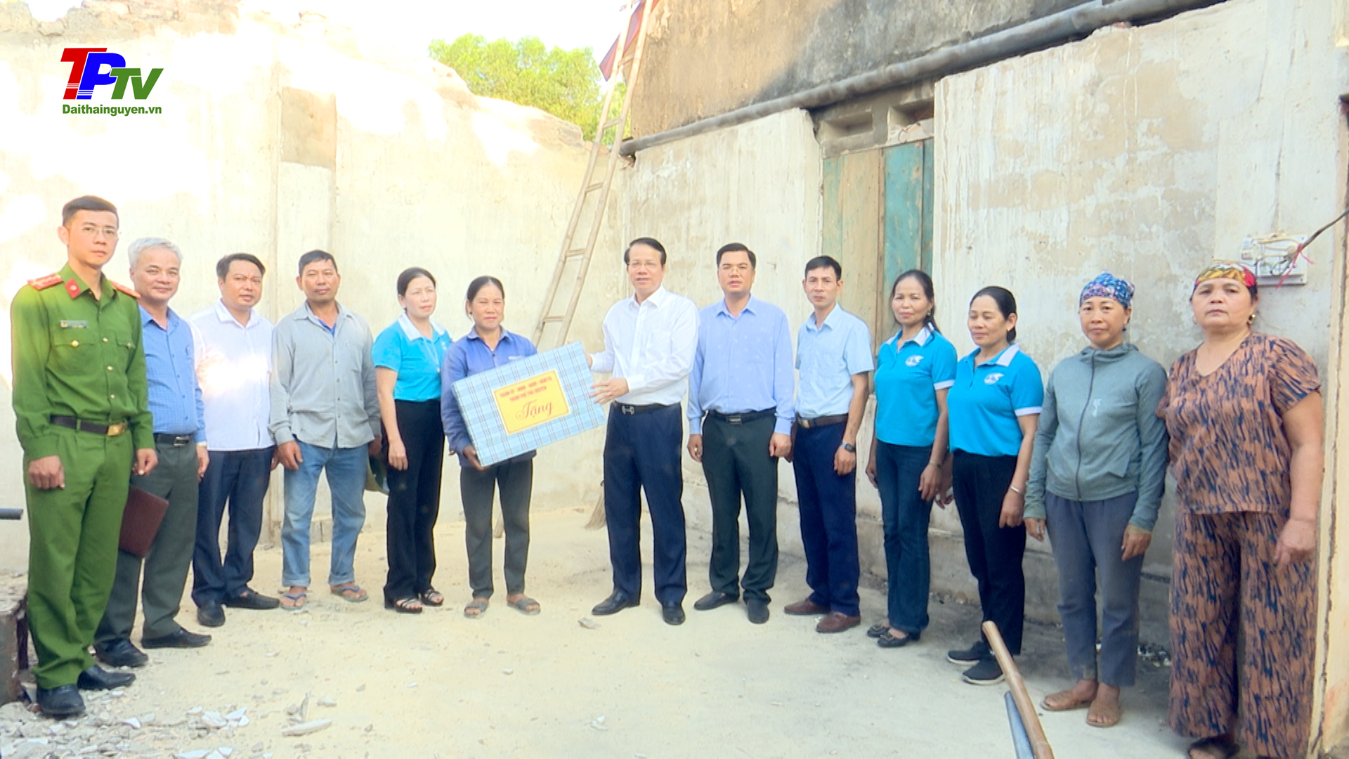 Đồng chí Bí thư Thành ủy Thái Nguyên thăm, tặng quà các gia đình thuộc diện xóa nhà tạm, nhà dột nát.