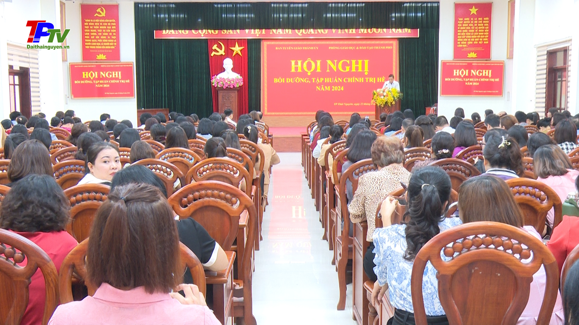 Bồi dưỡng, tập huấn Chính trị cho trên 300 cán bộ quản lý, giáo viên và nhân viên ngành giáo dục.