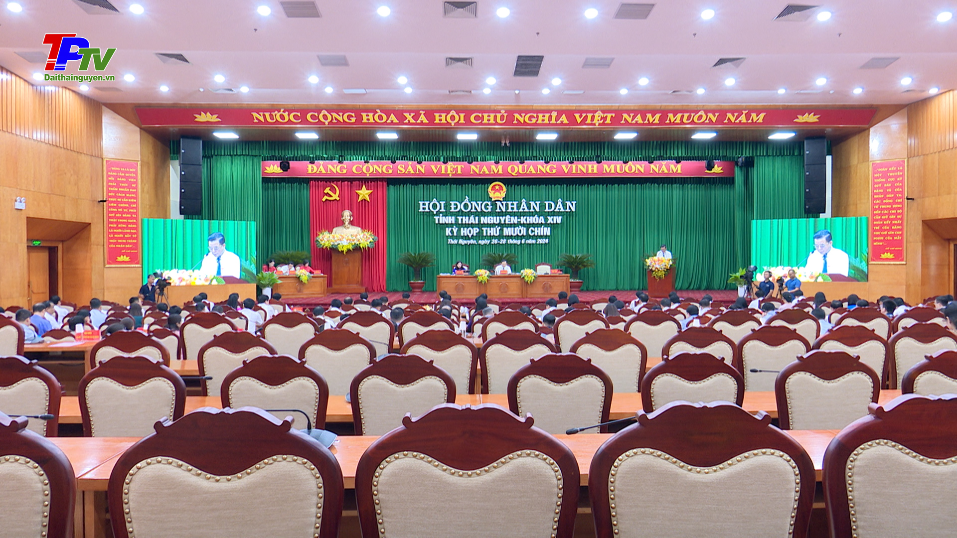 Chất vấn và trả lời chất vấn các nội dung trình tại kỳ họp.