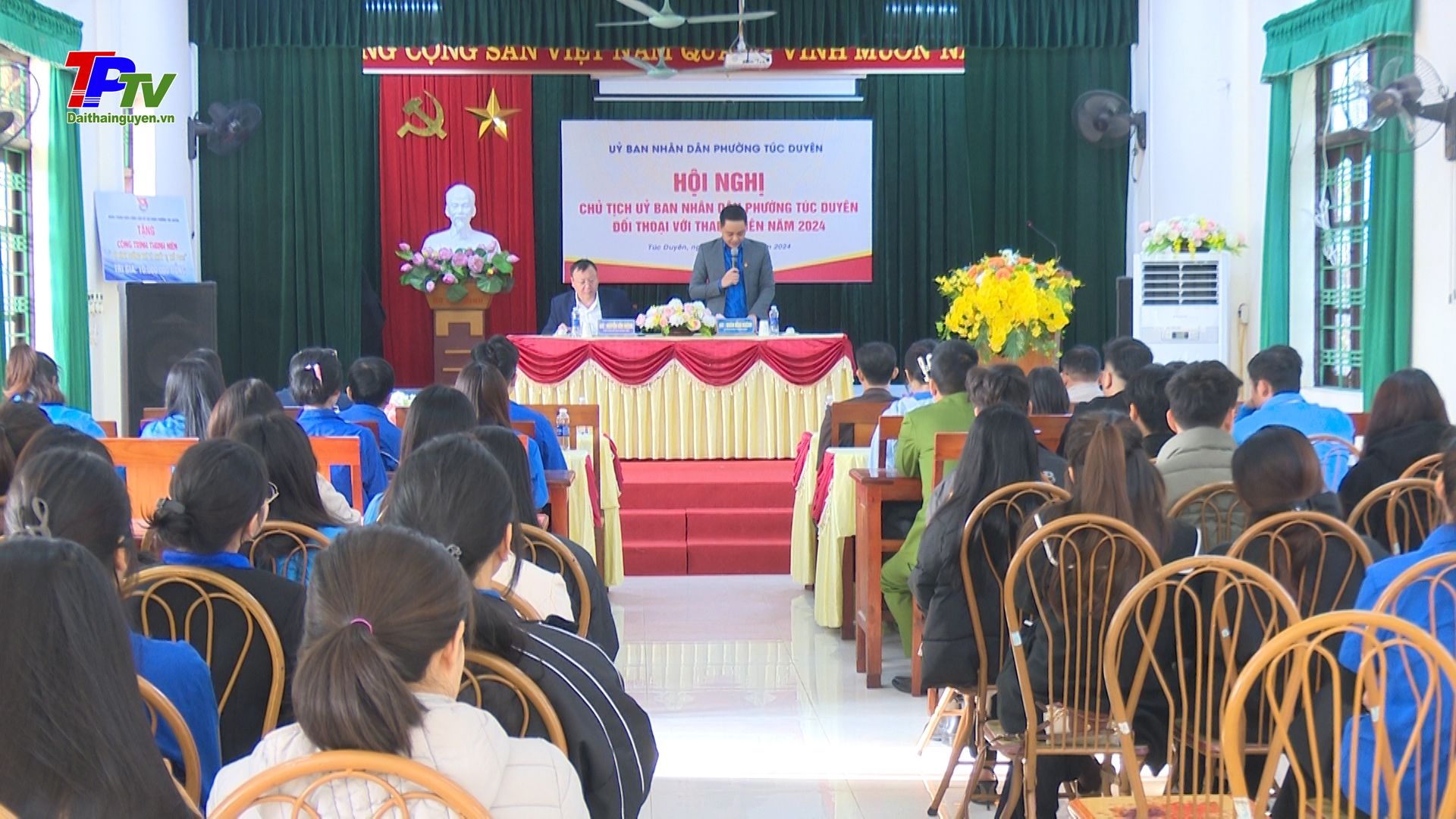 Đồng chí Chủ tịch UBND phường Túc Duyên đối thoại với thanh niên trên địa bàn.