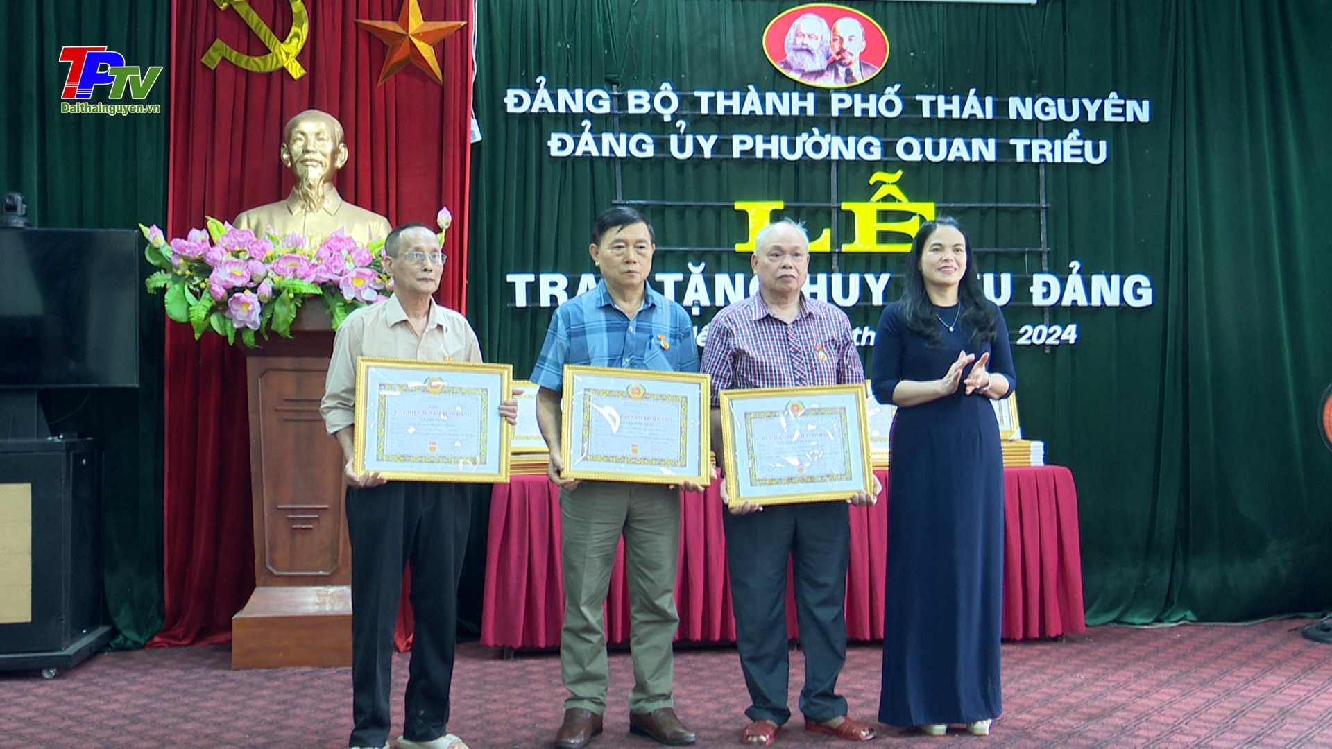 Đảng bộ phường Quan Triều: 20 đảng viên được nhận Huy hiệu Đảng đợt 2/9.
