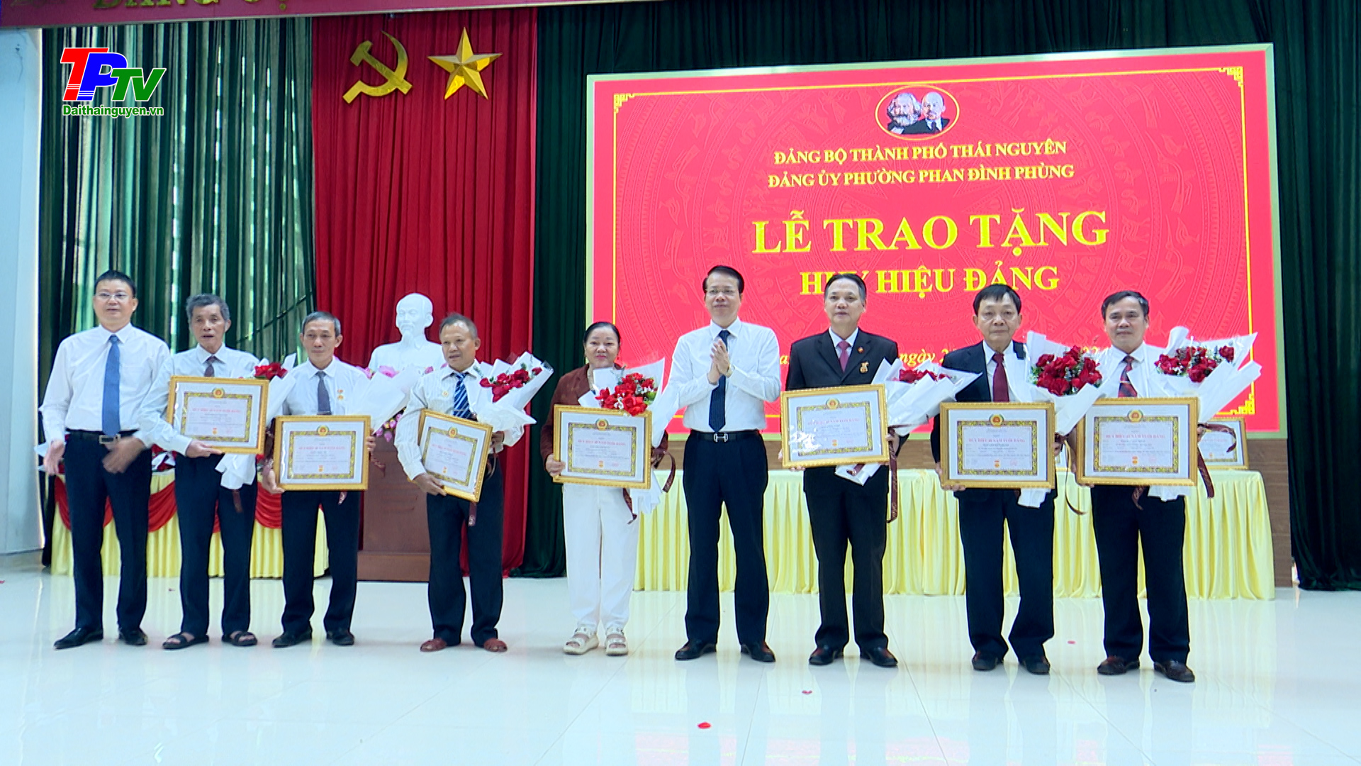 Đảng bộ phường Phan Đình Phùng: Trao tặng huy hiệu Đảng đợt 7-11 cho 36 đảng viên.