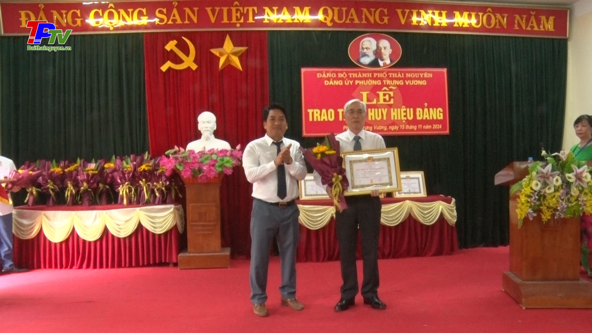 Đảng bộ phường Trưng Vương tổ chức trao tặng Huy hiệu Đảng đợt 7/11/2024.