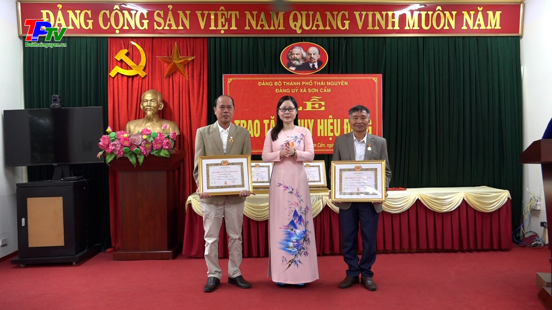 Đảng bộ xã Sơn Cẩm: 12 Đảng viên được trao tặng Huy hiệu Đảng đợt 7/11.