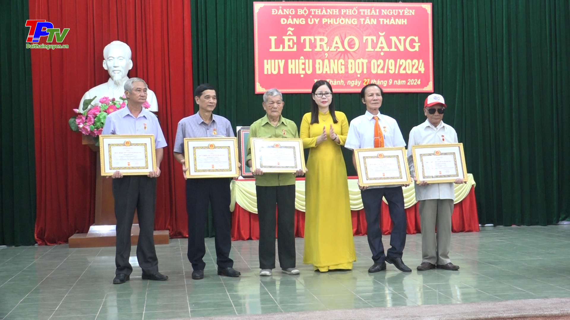 Đảng bộ phường Tân Thành: Trao tặng Huy hiệu Đảng đợt 2/9.