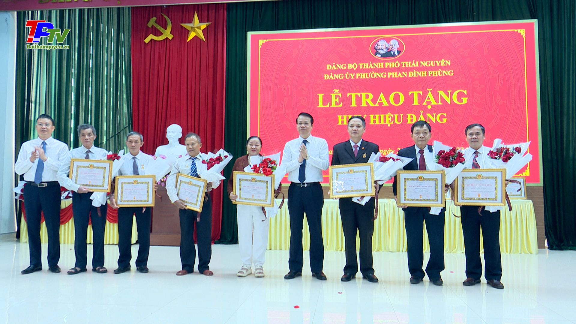 Đảng bộ thành phố Thái Nguyên: Trao tặng huy hiệu Đảng đợt 7/11/2024.