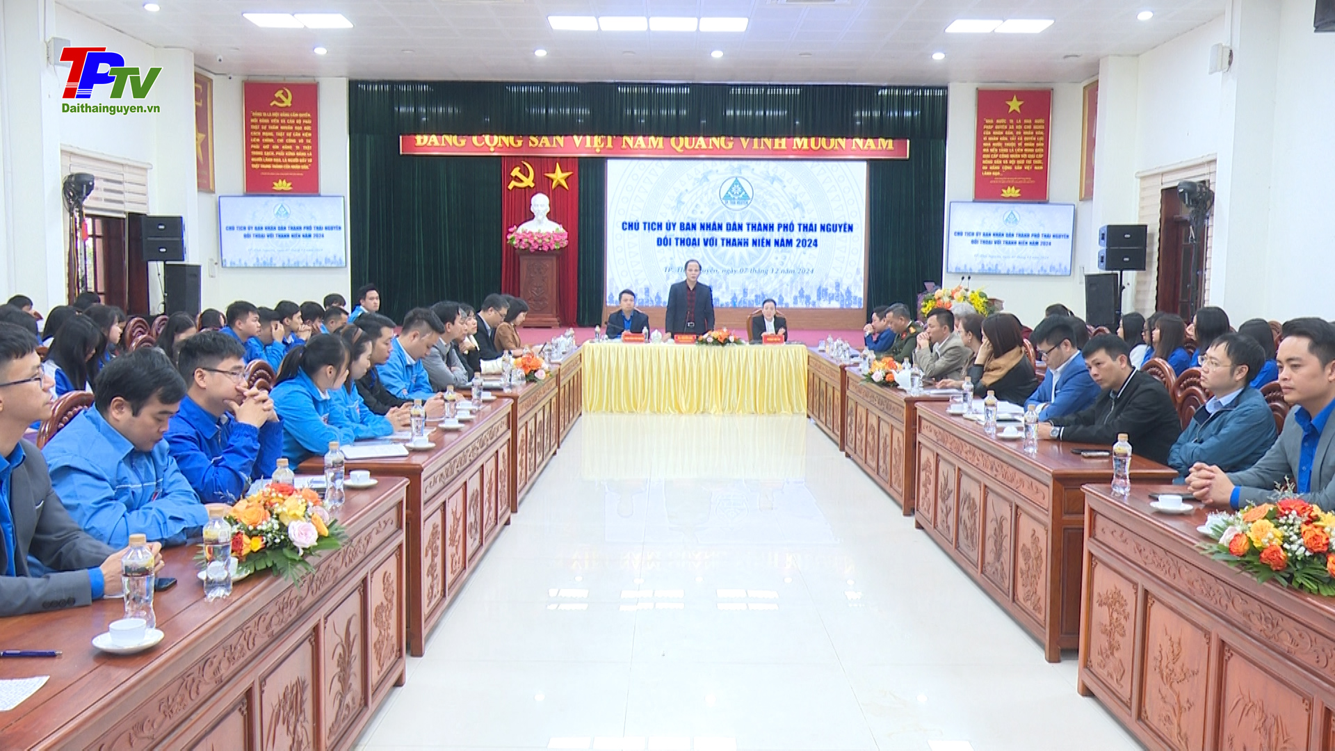 Chủ tịch UBND thành phố Thái Nguyên đối thoại với đoàn viên, thanh niên.