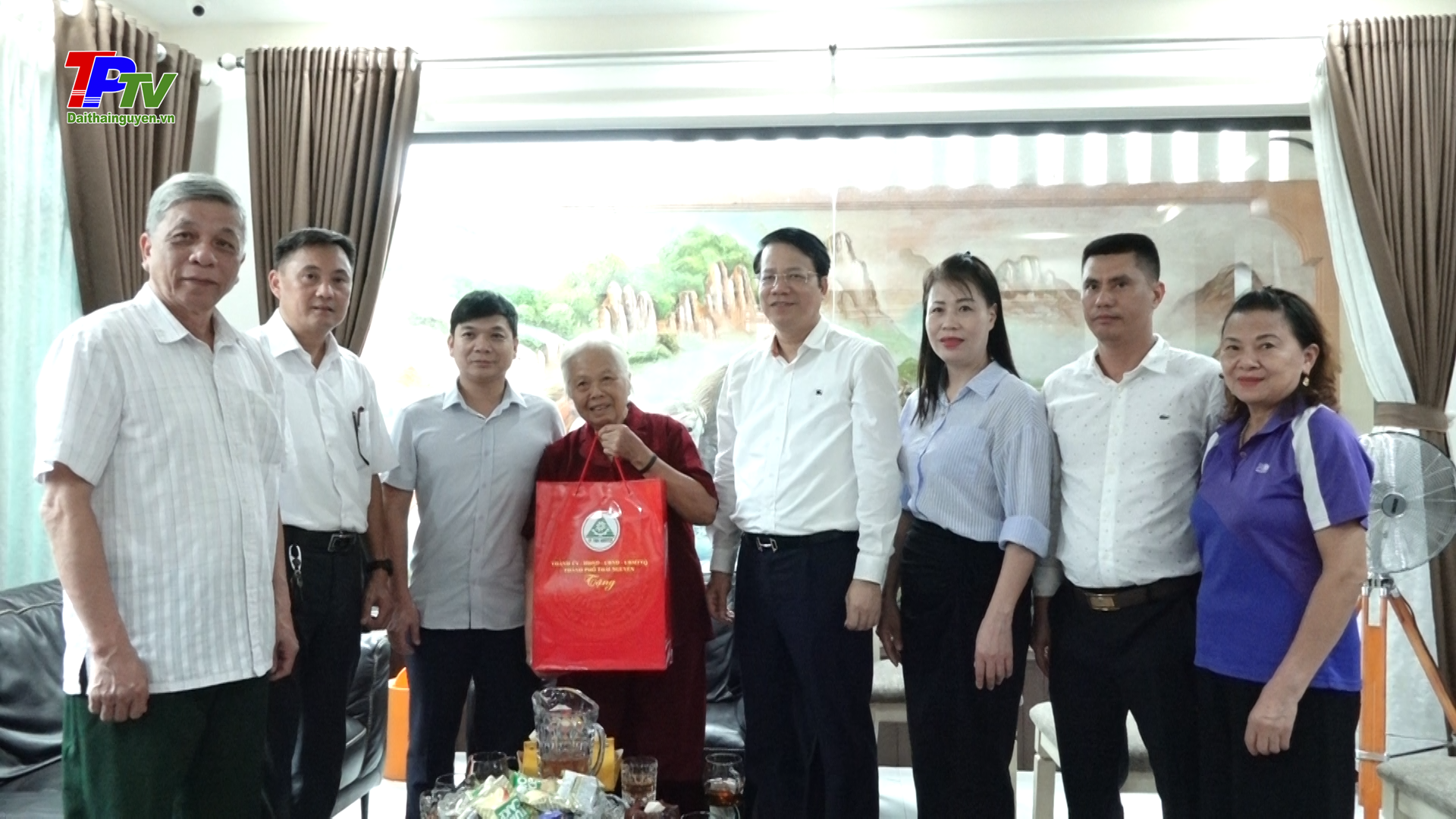 Đồng chí Bí thư Thành ủy Thái Nguyên: Thăm, tặng quà các gia đình chính sách.