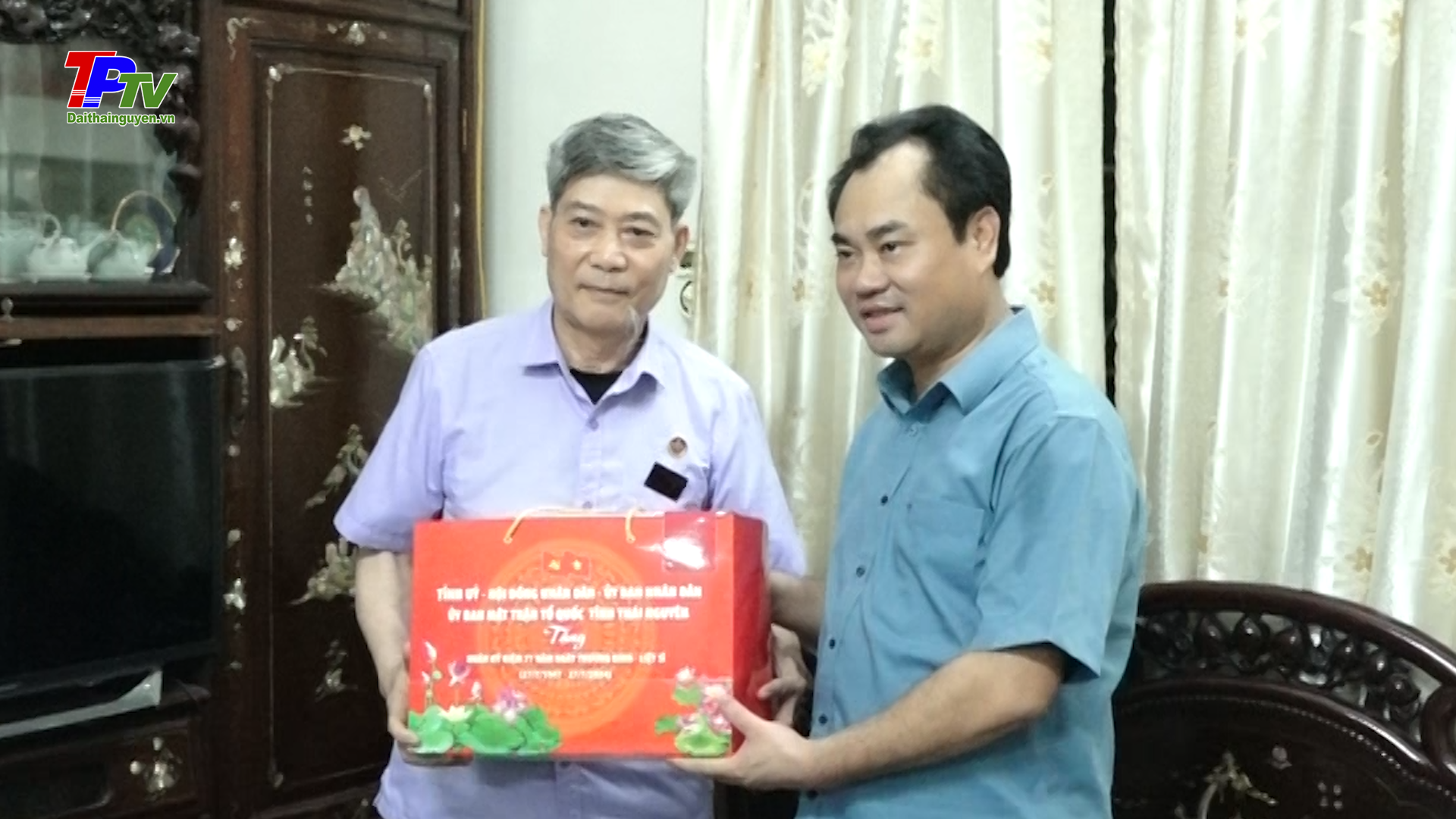 Đồng chí Bí thư Tỉnh ủy, Chủ tịch UBND tỉnh thăm, tặng quà các gia đình chính sách.