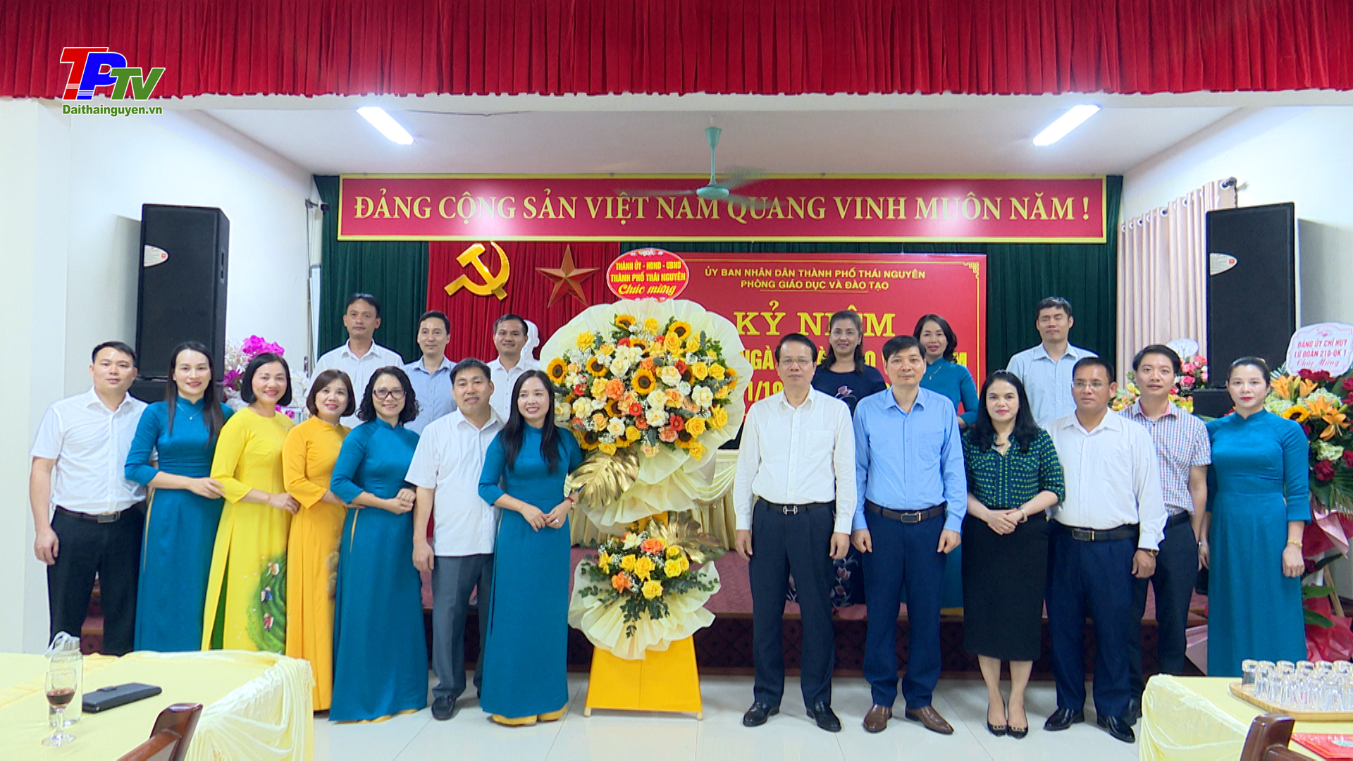 Lãnh đạo thành phố Thái Nguyên: Chúc mừng các đơn vị quản lý giáo dục, cơ sở giáo dục - đào tạo nhân Ngày Nhà giáo Việt Nam 20-11.