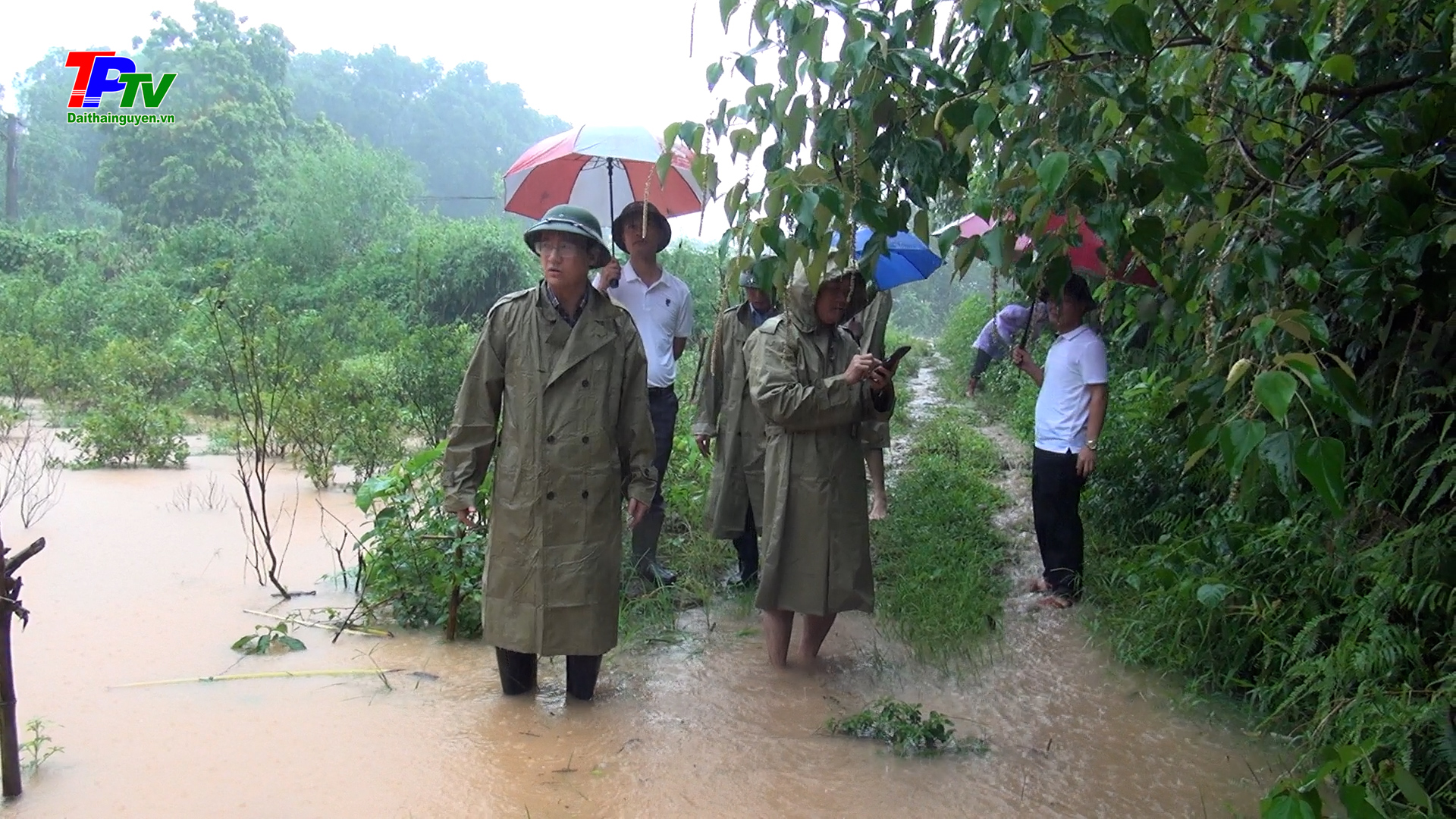 Lãnh đạo thành phố Thái Nguyên kiểm tra, chỉ đạo tại các khu vực có nguy cơ sạt lở vào nhà dân.