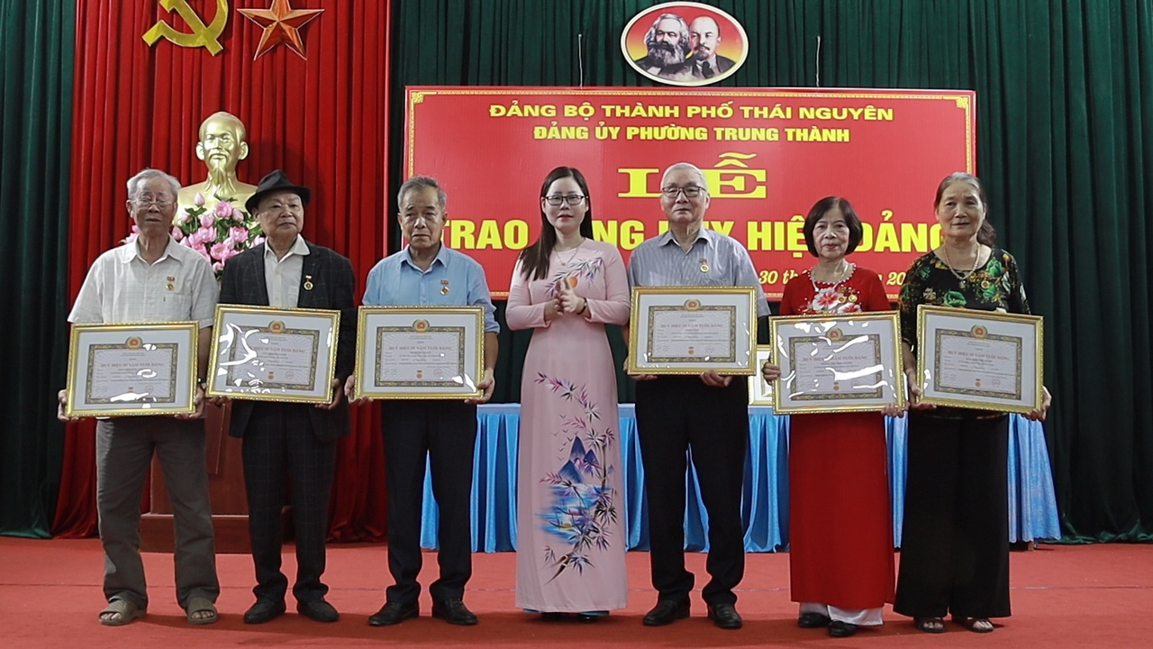 Đảng bộ phường Trung Thành: Trao huy hiệu đảng cho 30 đảng viên đợt 19/5.