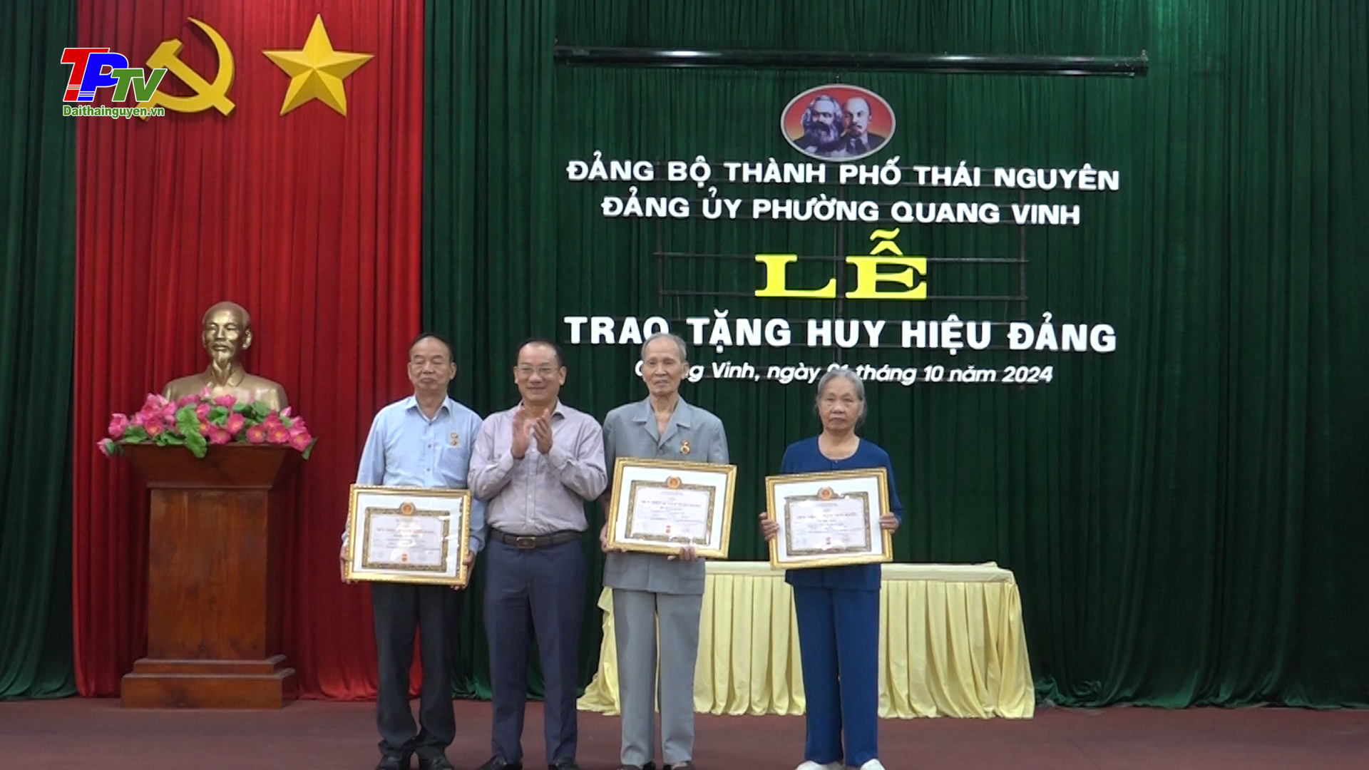 Đảng bộ phường Quang Vinh trao tặng Huy hiệu Đảng đợt 2.9.