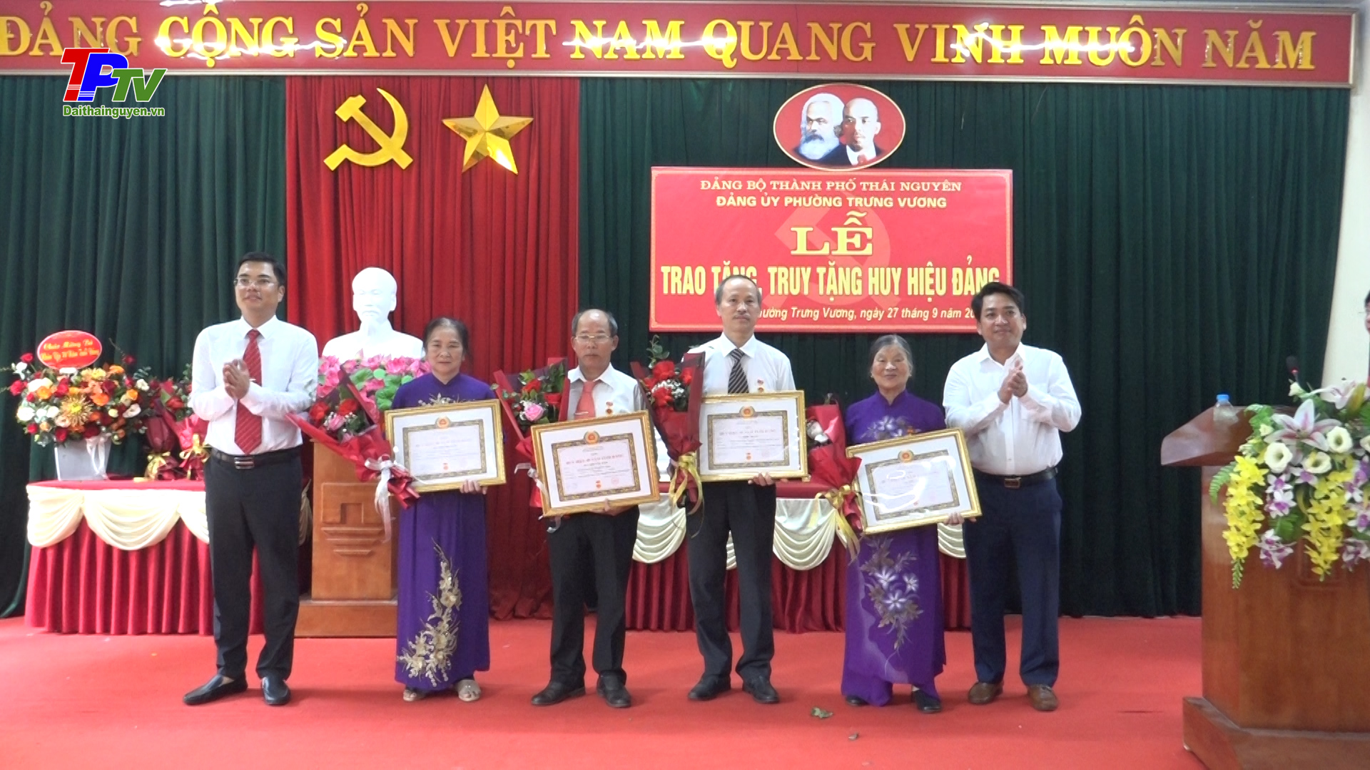 Đảng bộ phường Trưng Vương: Trao tặng Huy hiệu Đảng đợt 2/9/2024.