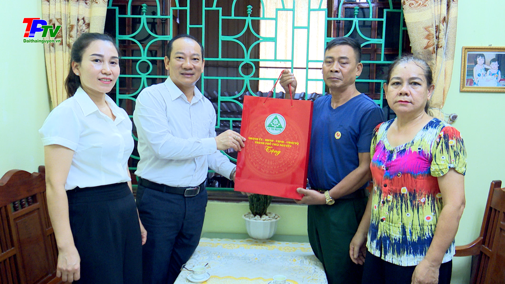 Đồng chí Phó Bí thư thường trực Thành ủy thăm, tặng quà gia đình chính sách phường Đồng Bẩm.