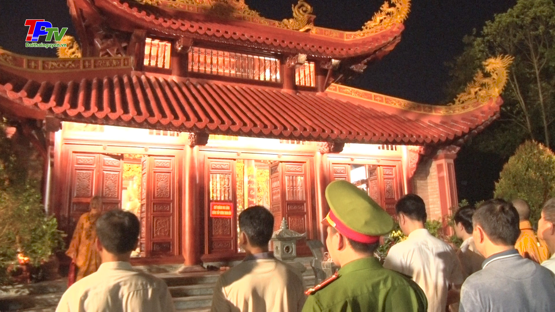 Phường Hoàng Văn Thụ: Dâng hương, thắp nến tri ân các Anh hùng liệt sĩ.