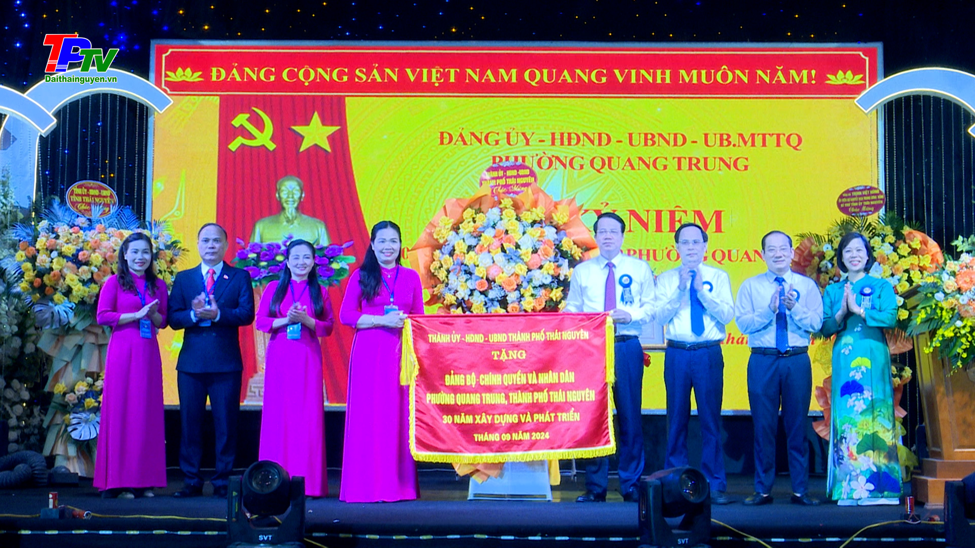 Phường Quang Trung đón nhận Bằng khen của UBND tỉnh.