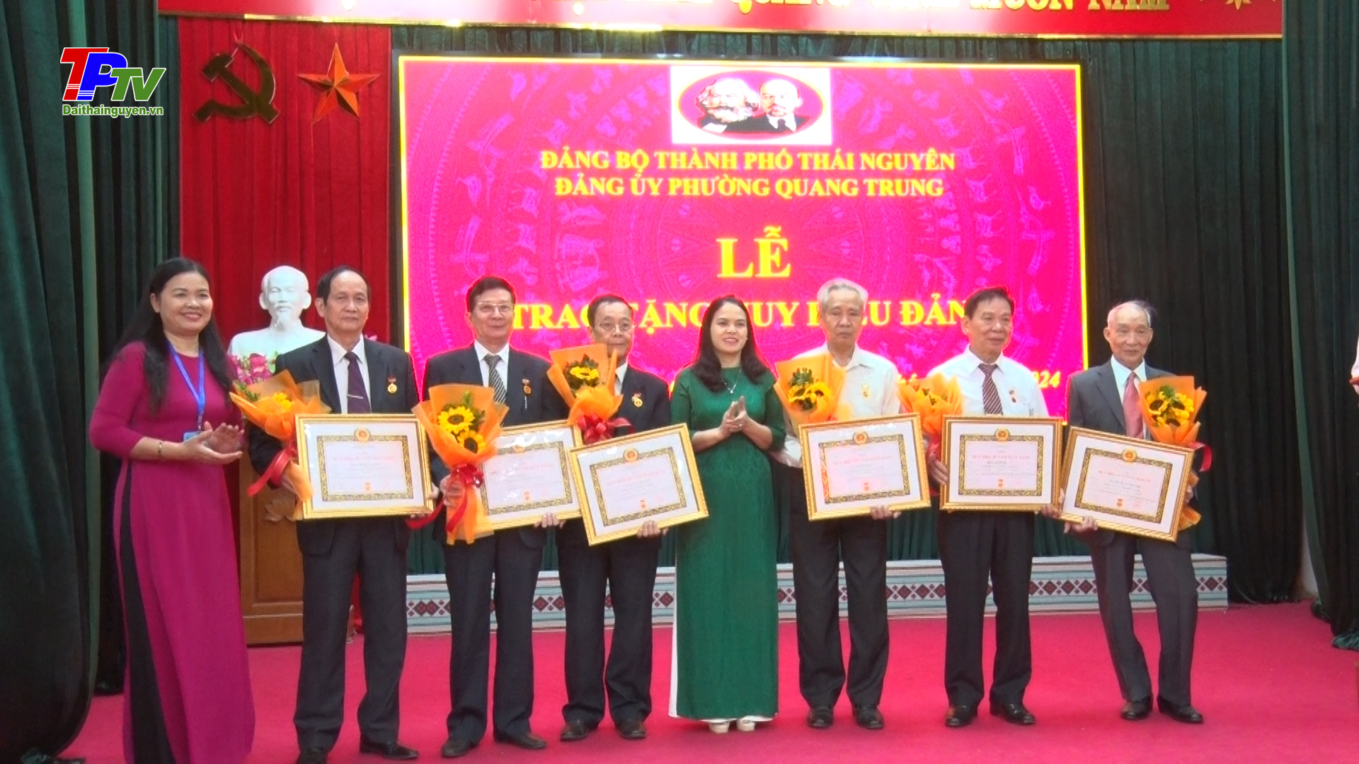 Đảng bộ phường Quang Trung tổ chức trao tặng Huy hiệu Đảng đợt 7/11.