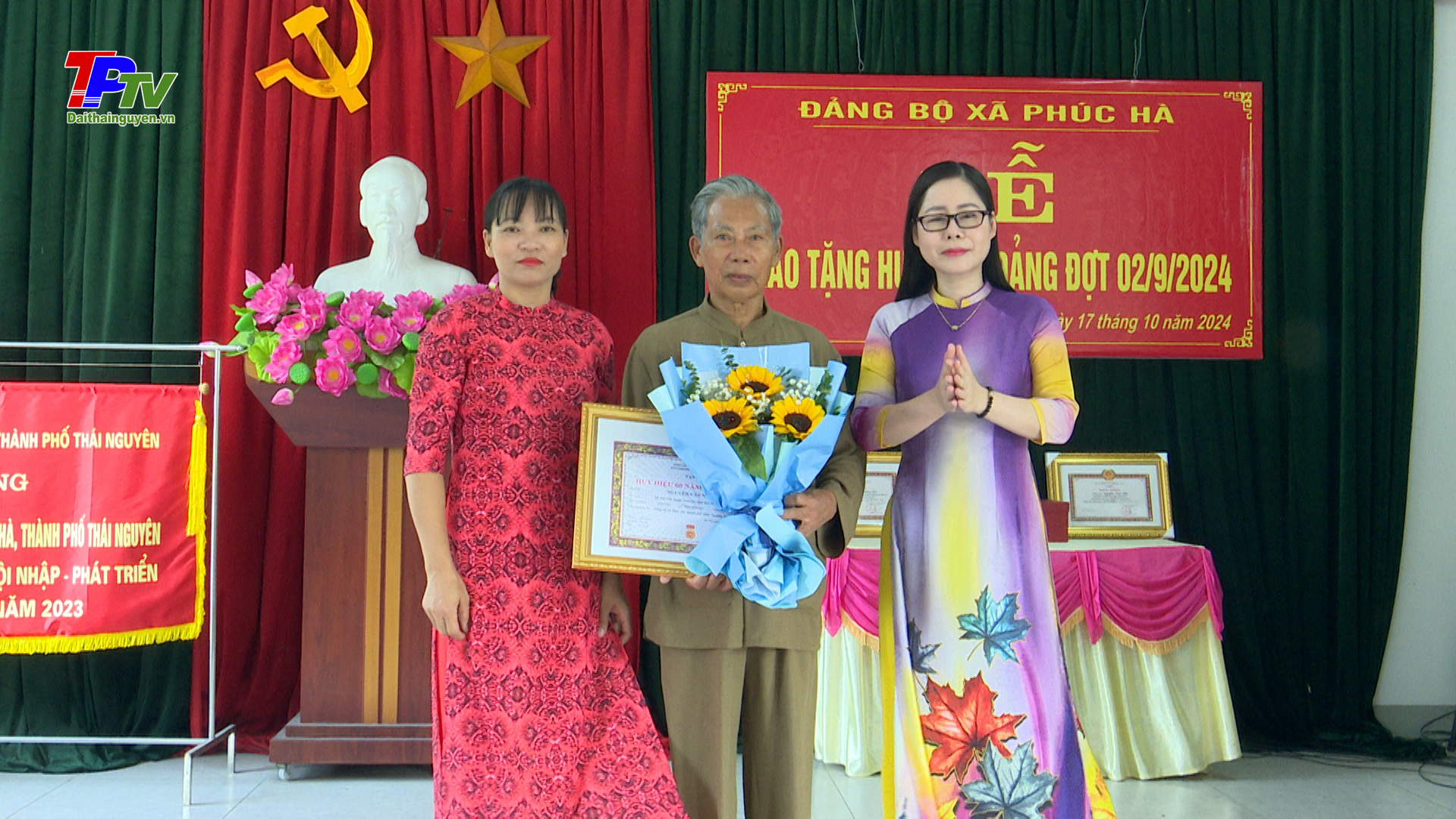 Đảng bộ xã Phúc Hà: Trao tặng Huy hiệu Đảng đợt 2/9.