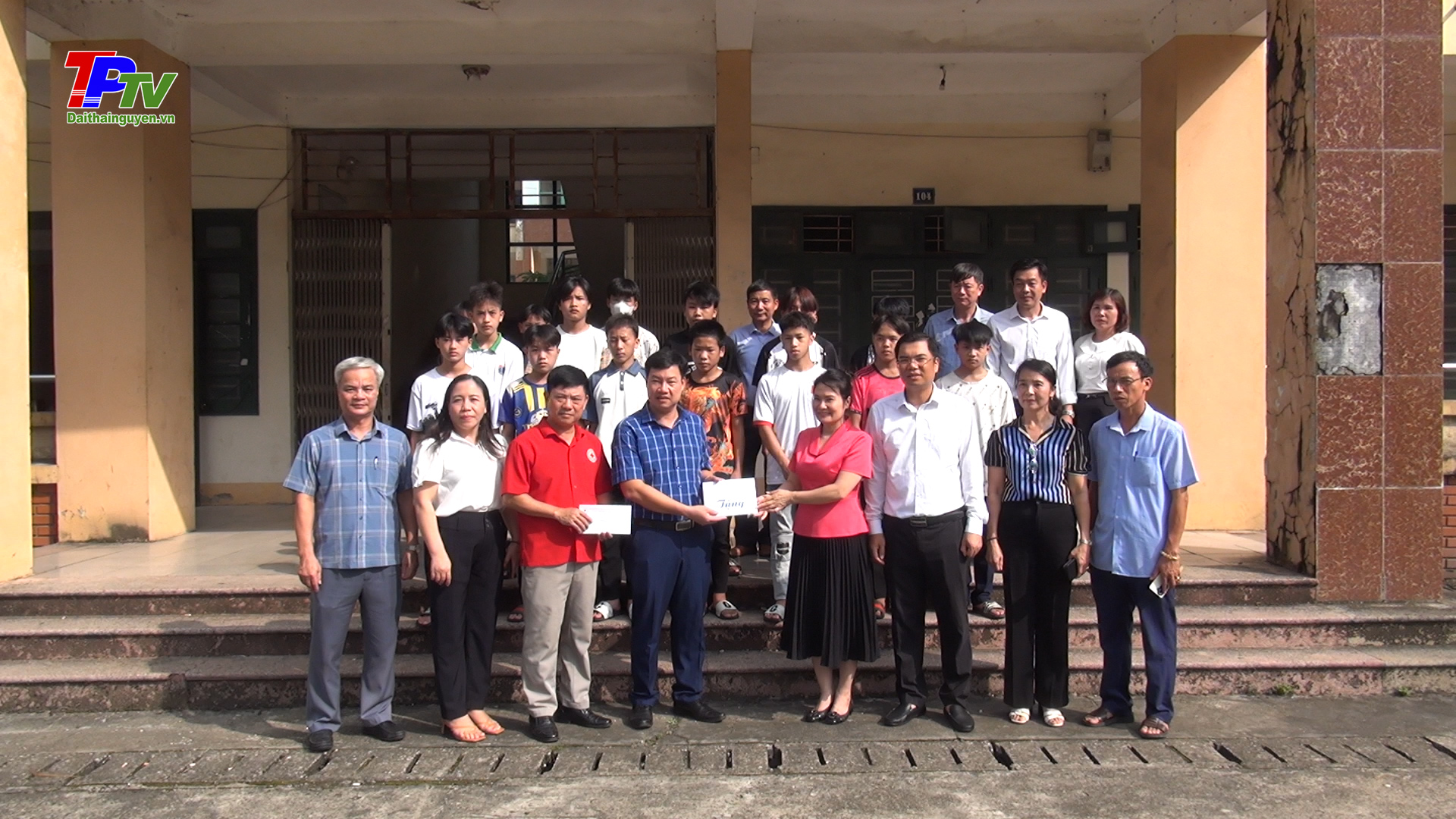 Lãnh đạo thành phố Thái Nguyên thăm, tặng quà Trường Cao đẳng Công nghiệp Thái Nguyên.