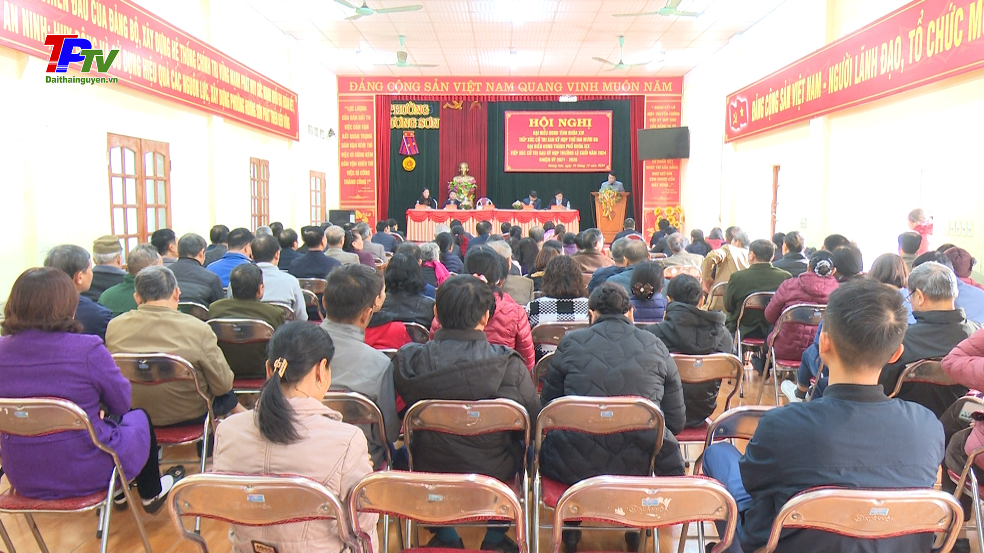 Tiếp xúc cử tri sau kỳ họp thường lệ cuối năm 2024 tại phường Hương Sơn.