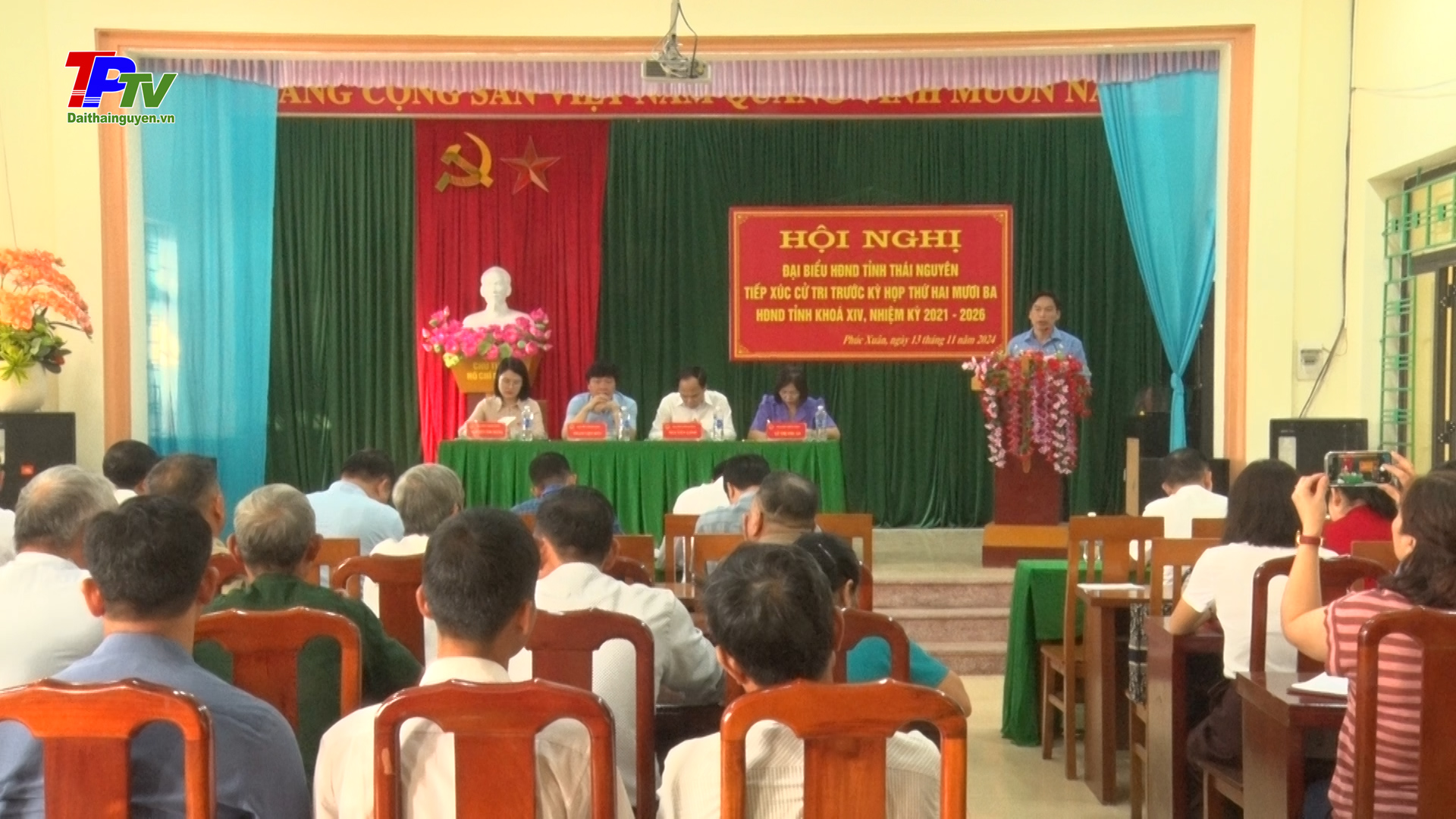 Đại biểu HĐND tỉnh, HĐND thành phố tiếp xúc cử tri trước kỳ họp thường lệ cuối năm.