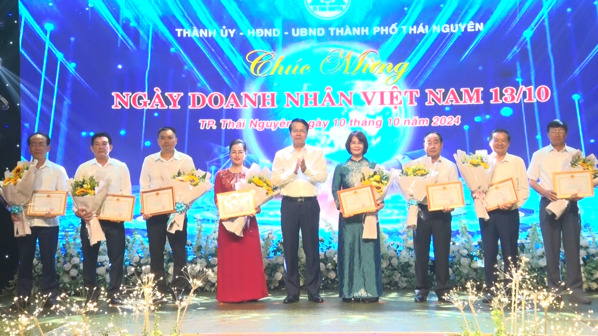 Thành phố Thái Nguyên: Khen thưởng 71 tập thể, cá nhân có thành tích tiêu biểu trong phát triển kinh tế - xã hội.