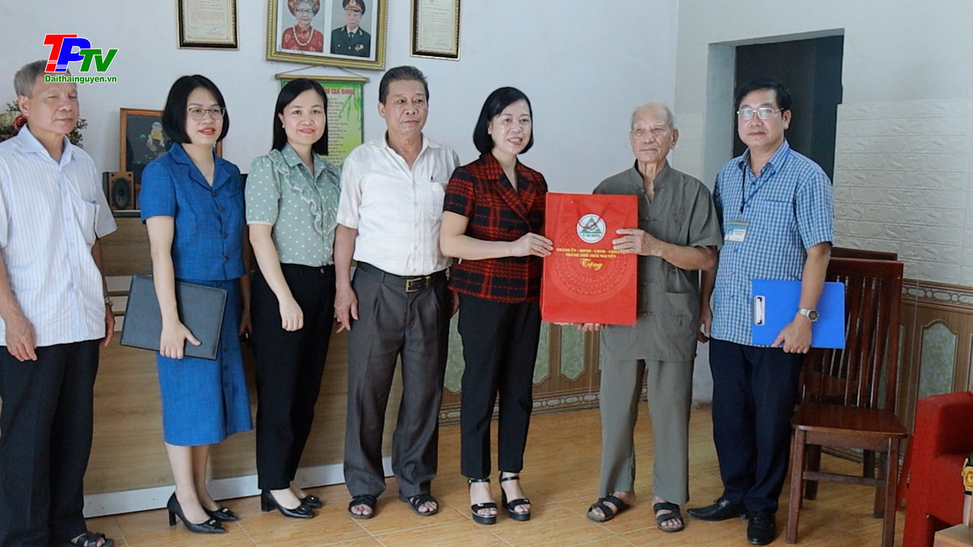 TP Thái Nguyên tổ chức thăm, tặng quà các gia đình chính sách, người có công.