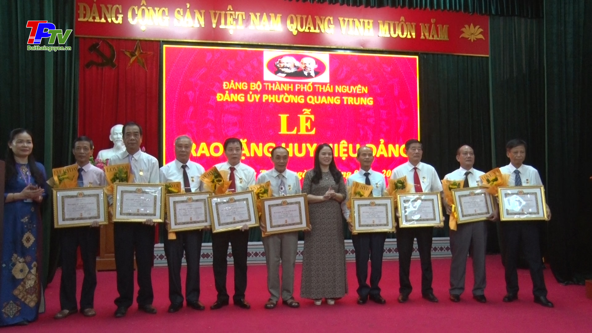 Đảng bộ phường Quang Trung: 41 đảng viên được nhận Huy hiệu Đảng đợt 02/09/2024.