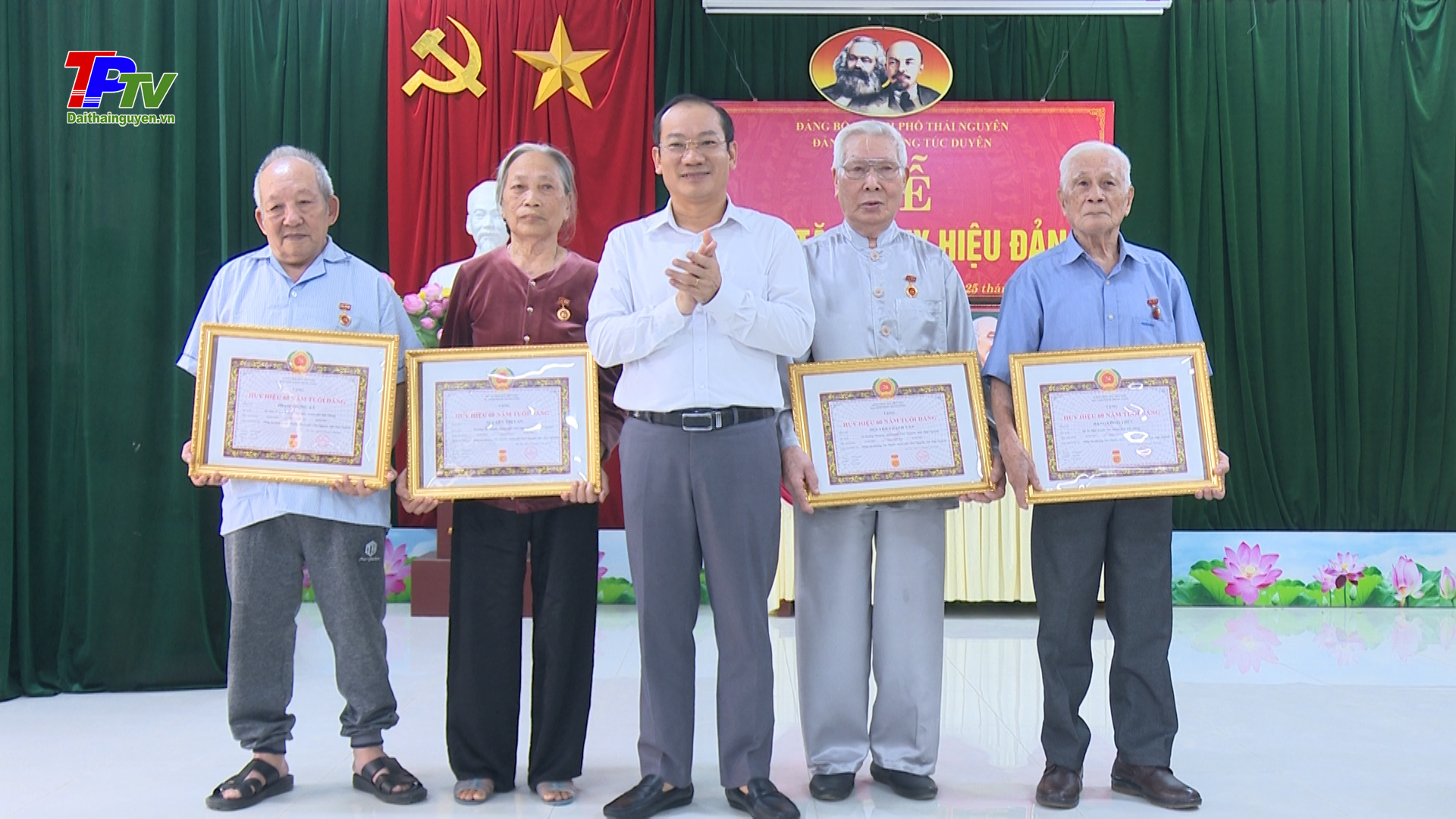 25 đảng viên thuộc Đảng bộ phường Túc Duyên vinh dự nhận Huy hiệu Đảng.