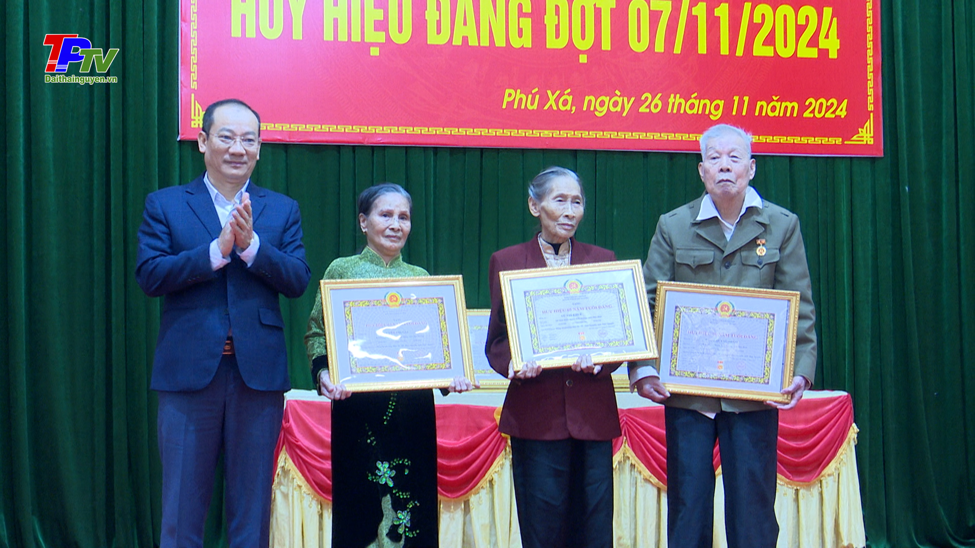 Đảng bộ phường Phú Xá trao tặng Huy hiệu Đảng đợt 7/11.