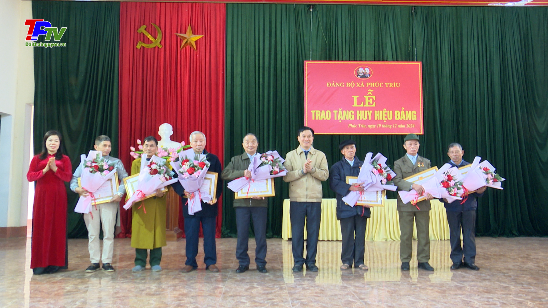 Đảng bộ xã Phúc Trìu: Trao tặng Huy hiệu Đảng đợt 2/9 và 7/11/2024.