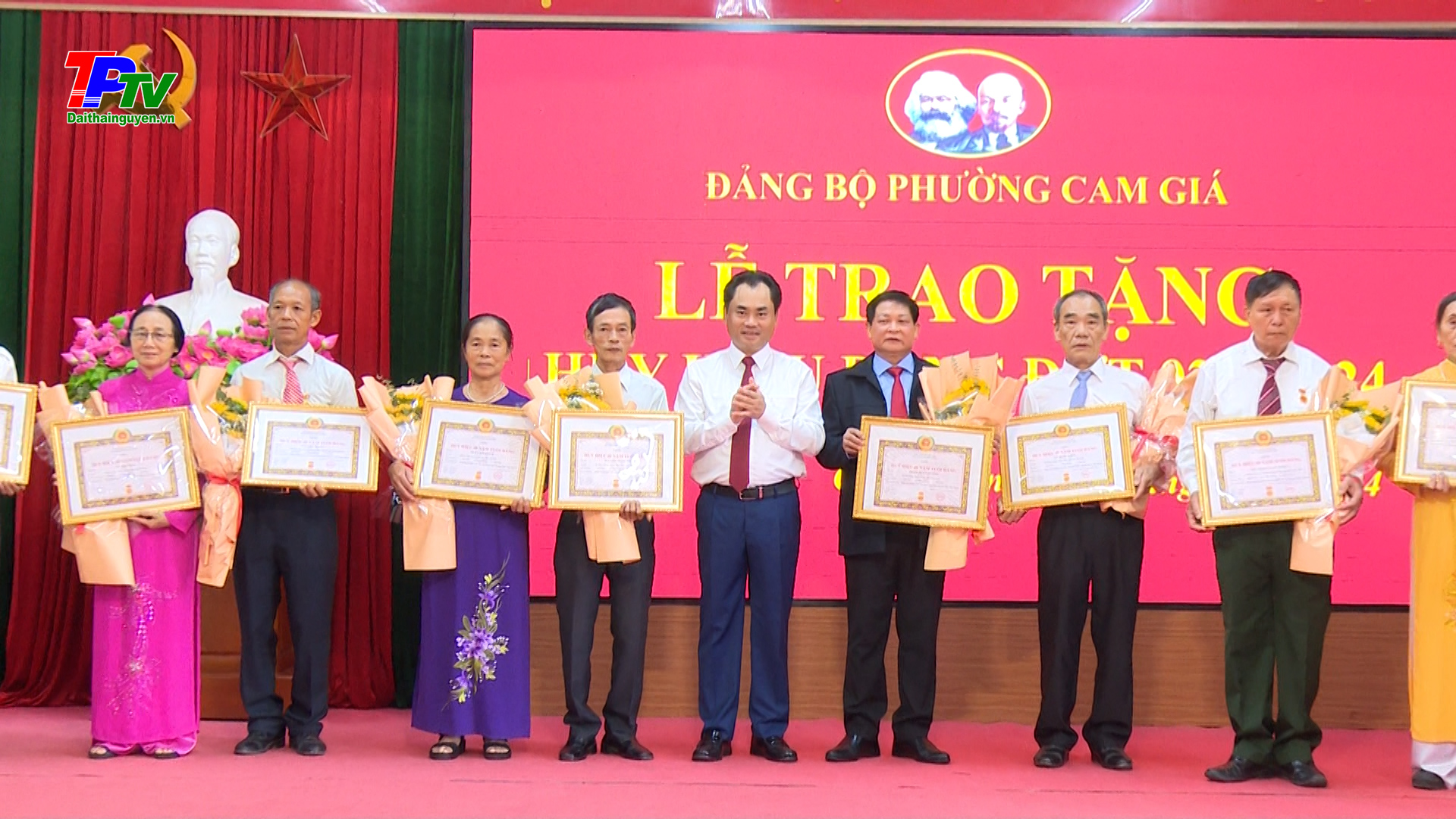 Đồng chí Bí thư Tỉnh ủy: Trao tặng Huy hiệu Đảng đợt 2-9 tại Đảng bộ phường Cam Giá.