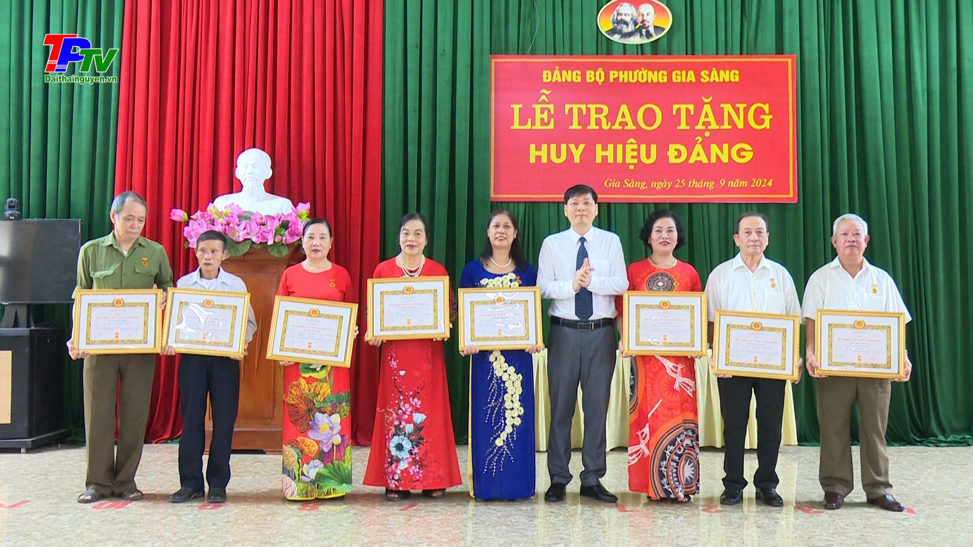 Đảng bộ phường Gia Sàng: Trao tặng huy hiệu Đảng đợt 2/9/2024.