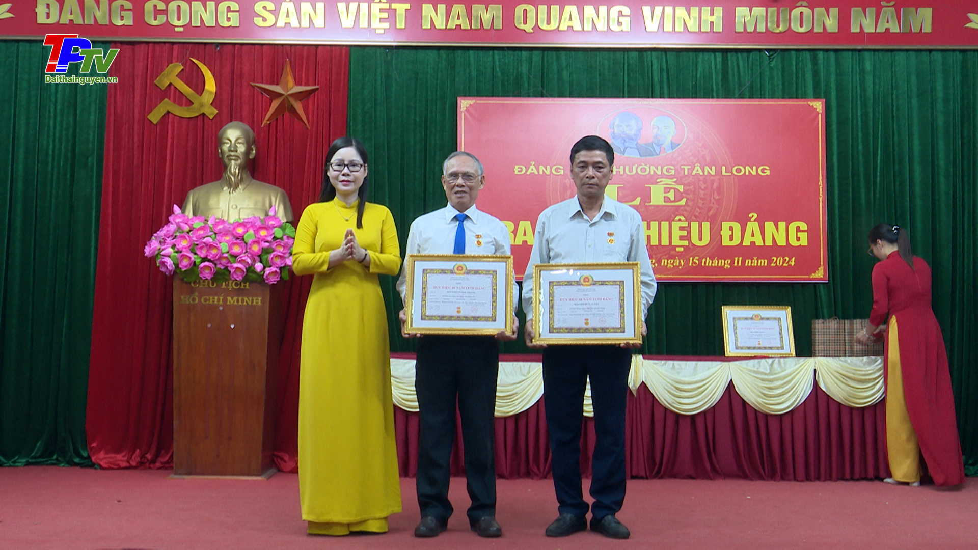 Đảng bộ phường Tân Long: Trao tặng Huy hiệu Đảng đợt 7/11/2024.