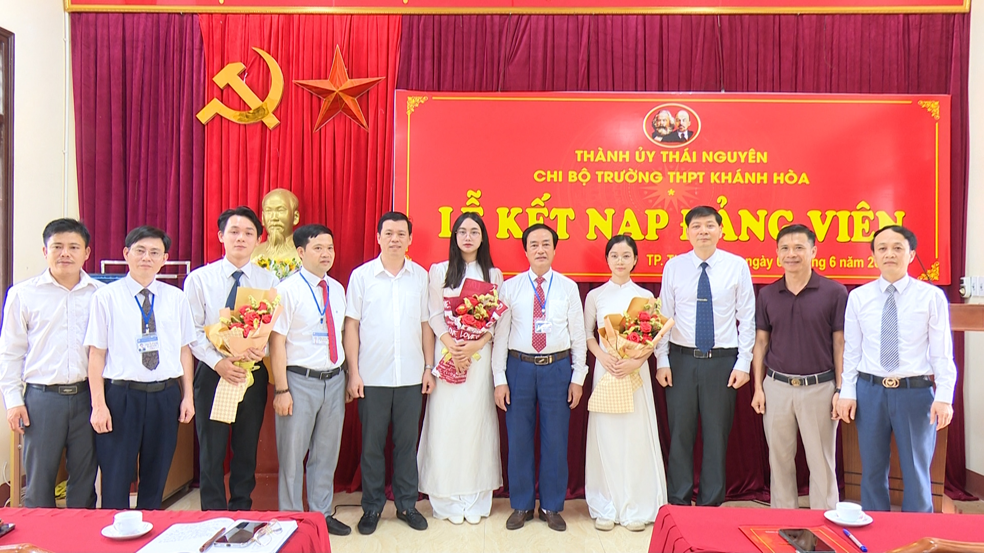 Chi bộ Trường THPT Khánh Hòa: Kết nạp 3 đảng viên là học sinh ưu tú.