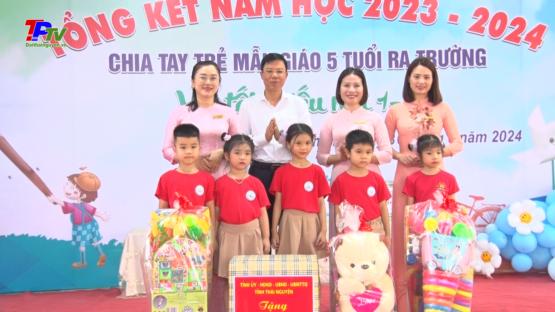 Lãnh đạo tỉnh, thành phố Thái Nguyên thăm, tặng quà trường Mầm non Quyết Thắng.