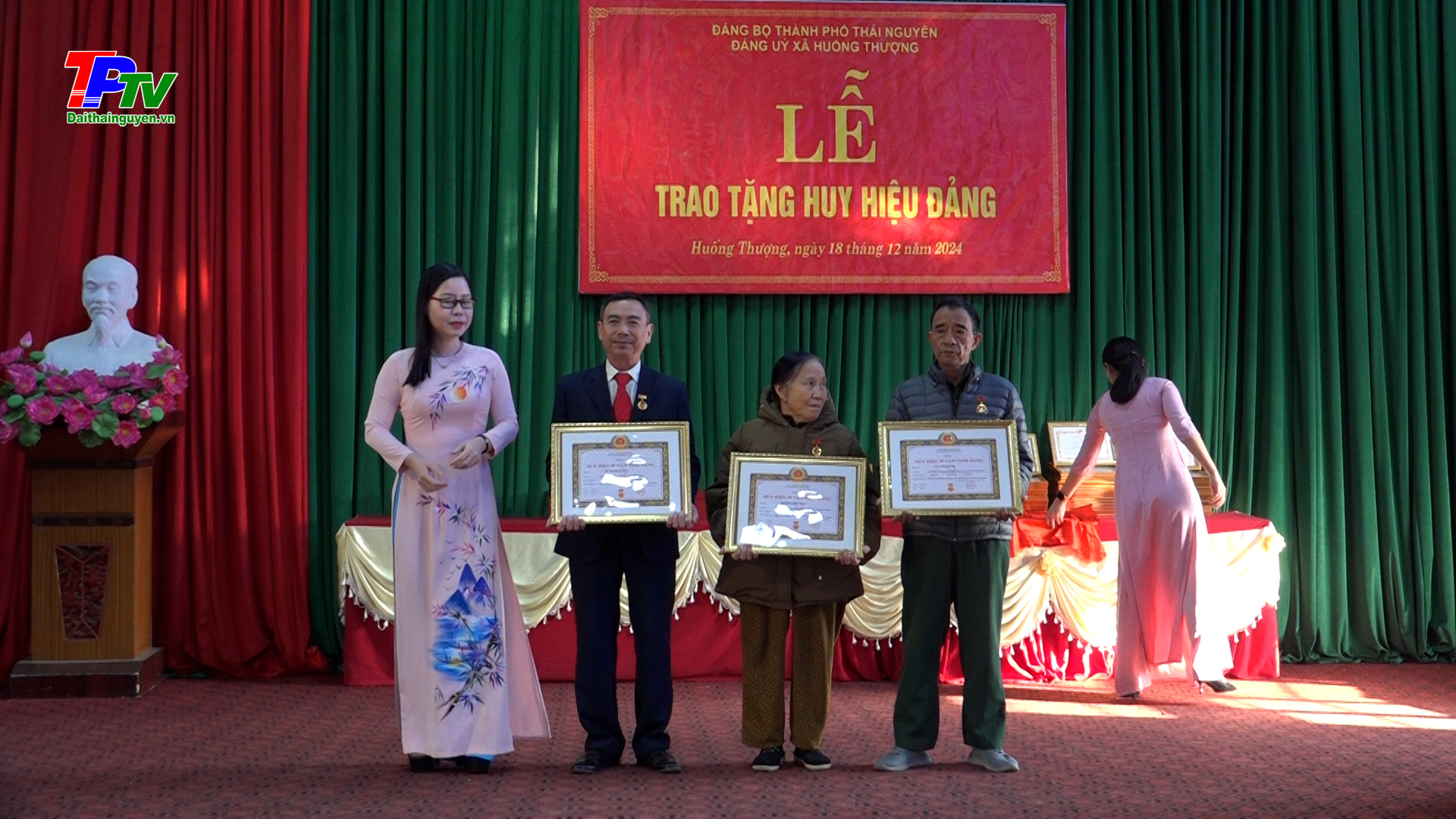 Đảng bộ xã Huống Thượng: Trao tặng Huy hiệu Đảng đợt 7/11 và tổng kết công tác lãnh đạo thực hiện nhiệm vụ chính trị năm 2024.