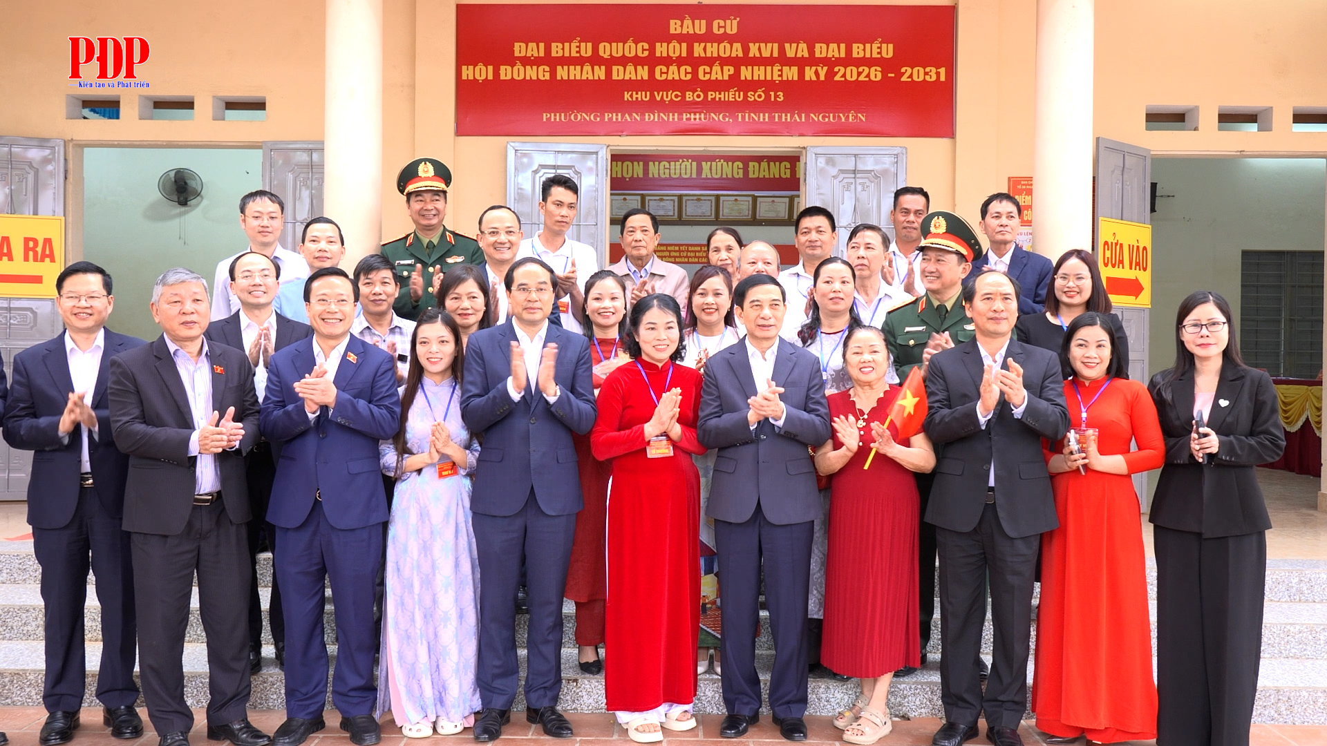 Đại tướng Phan Văn Giang kiểm tra công tác chuẩn bị bầu cử tại khu vực bỏ phiếu số 13, phường Phan Đình Phùng