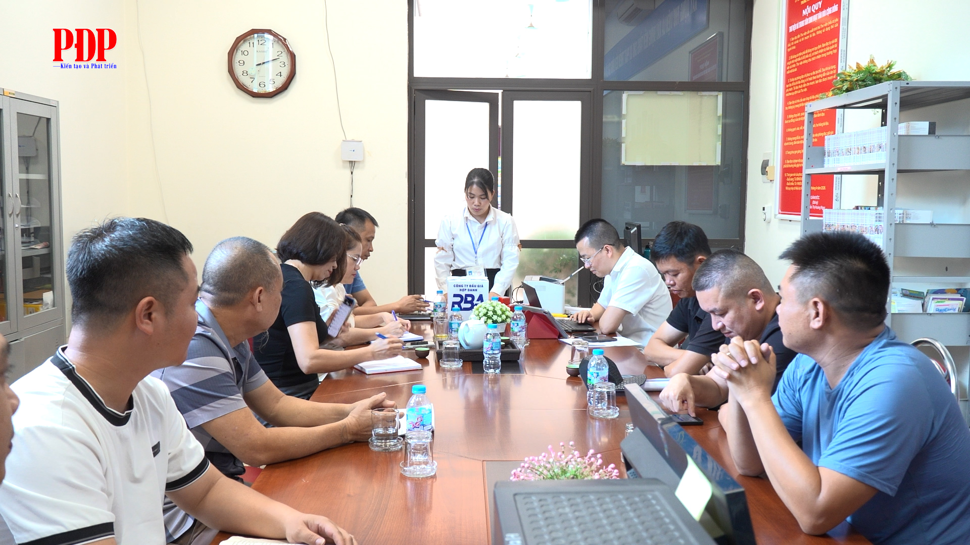 Tổ chức phiên đấu giá tài sản là ô tô đã qua sử dụng.