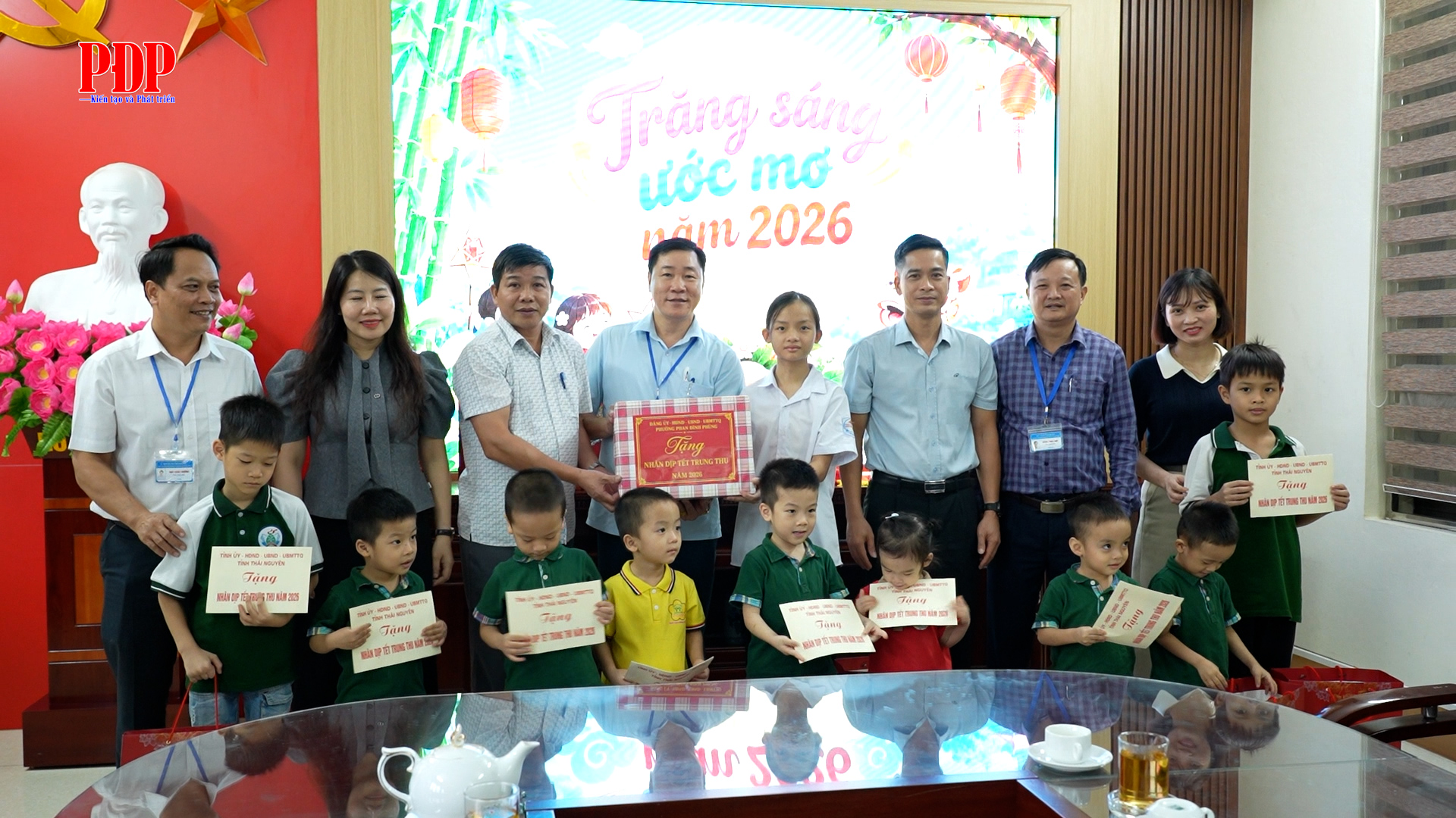 Thăm tặng quà trẻ em tại Trung tâm Bảo trợ và Công tác xã hội Thái Nguyên.