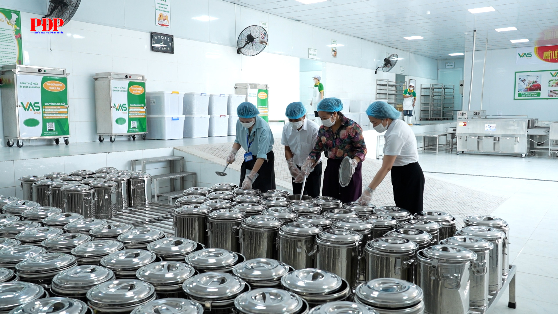 Bữa ăn bán trú - An toàn từ bếp, an tâm đến trường.