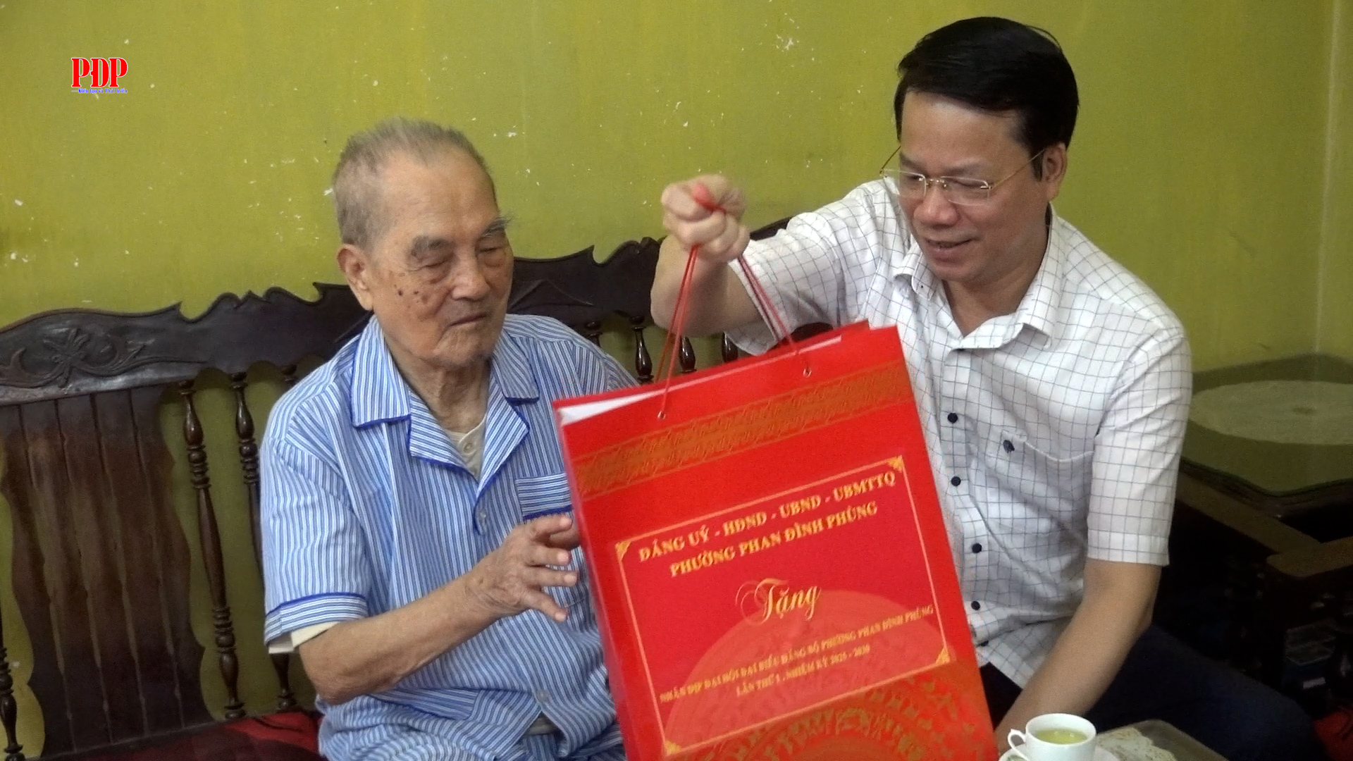 Đồng chí Bí thư Đảng uỷ, Chủ tịch UBND phường Phan Đình Phùng thăm, tặng quà Đảng viên từ 70 năm tuổi Đảng trở lên và gia đình người có công với Cách mạng