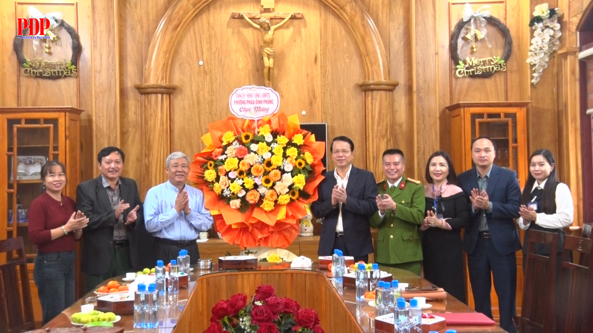 Đồng chí Bí thư Đảng uỷ, Chủ tịch UBND phường Phan Đình Phùng thăm, chúc mừng Giáo xứ Thái Nguyên