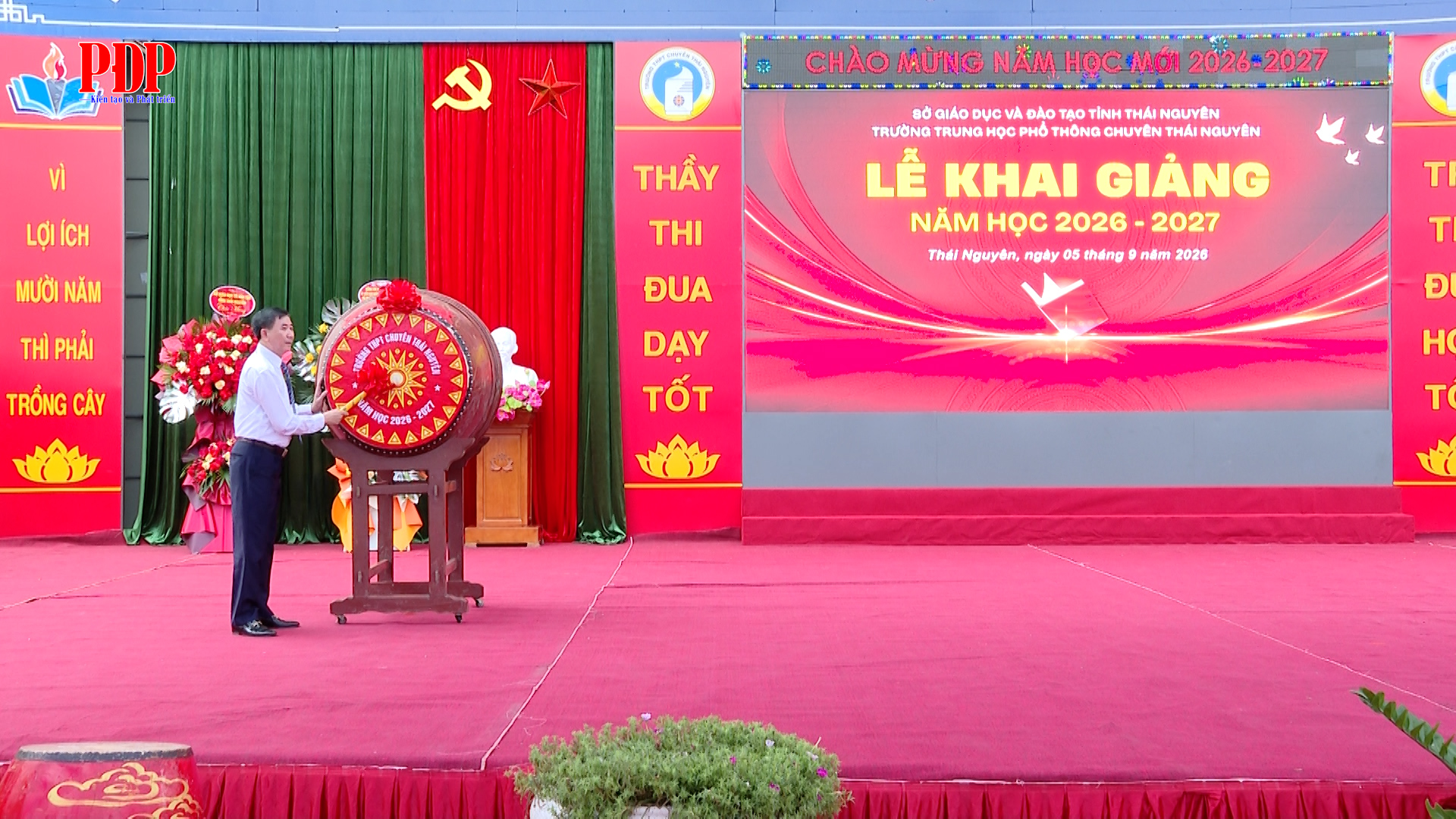 Đồng chí Bí thư Tỉnh ủy, Bí thư Đảng ủy phường Phan Đình Phùng dự Lễ Khai giảng năm học mới tại trường THPT Chuyên Thái Nguyên