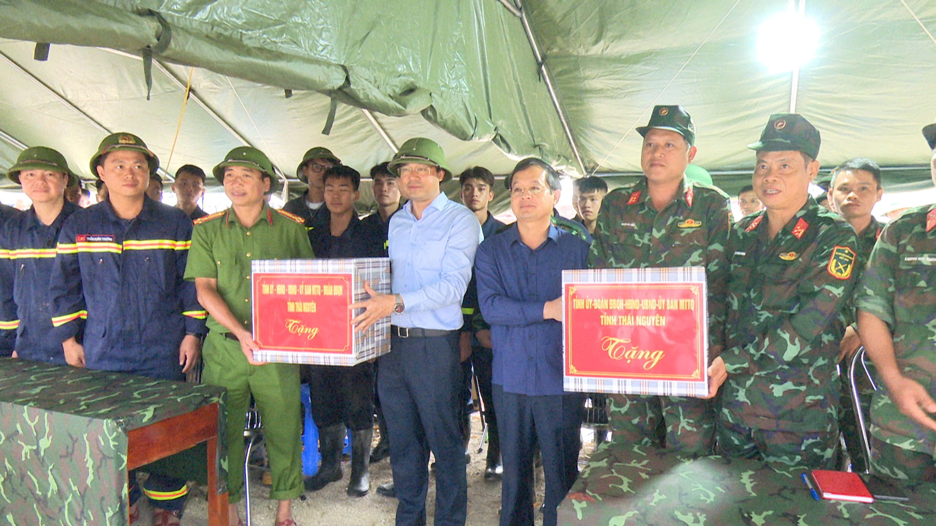 Đồng chí Bí thư Tỉnh ủy Thái Nguyên thăm, động viên lực lượng quân đội, công an tham gia khắc phục hậu quả thiên tai